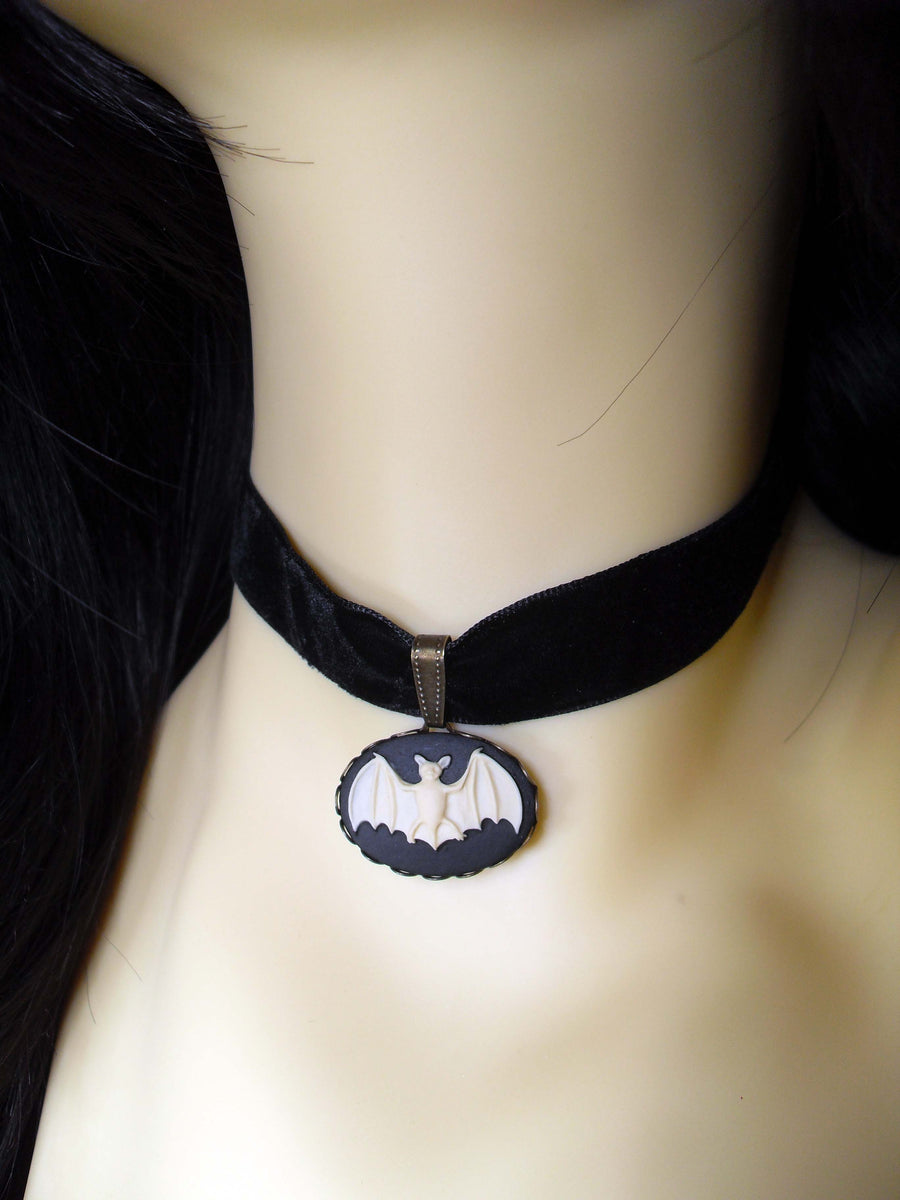 BAT CAMEO CHOKER