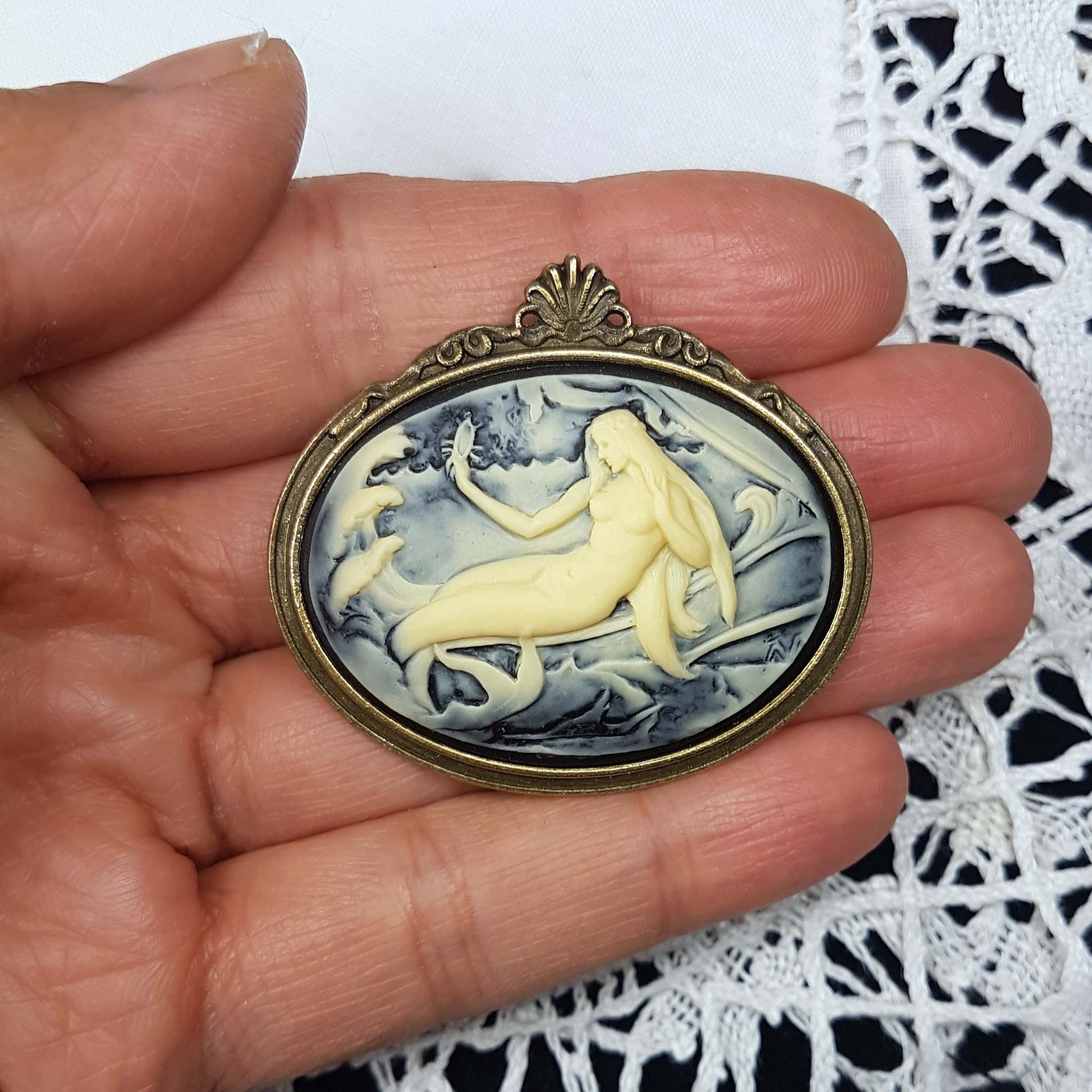 HORIZONTAL MERMAID CAMEO BROOCH | THEBLACKWARDROBE.COM.