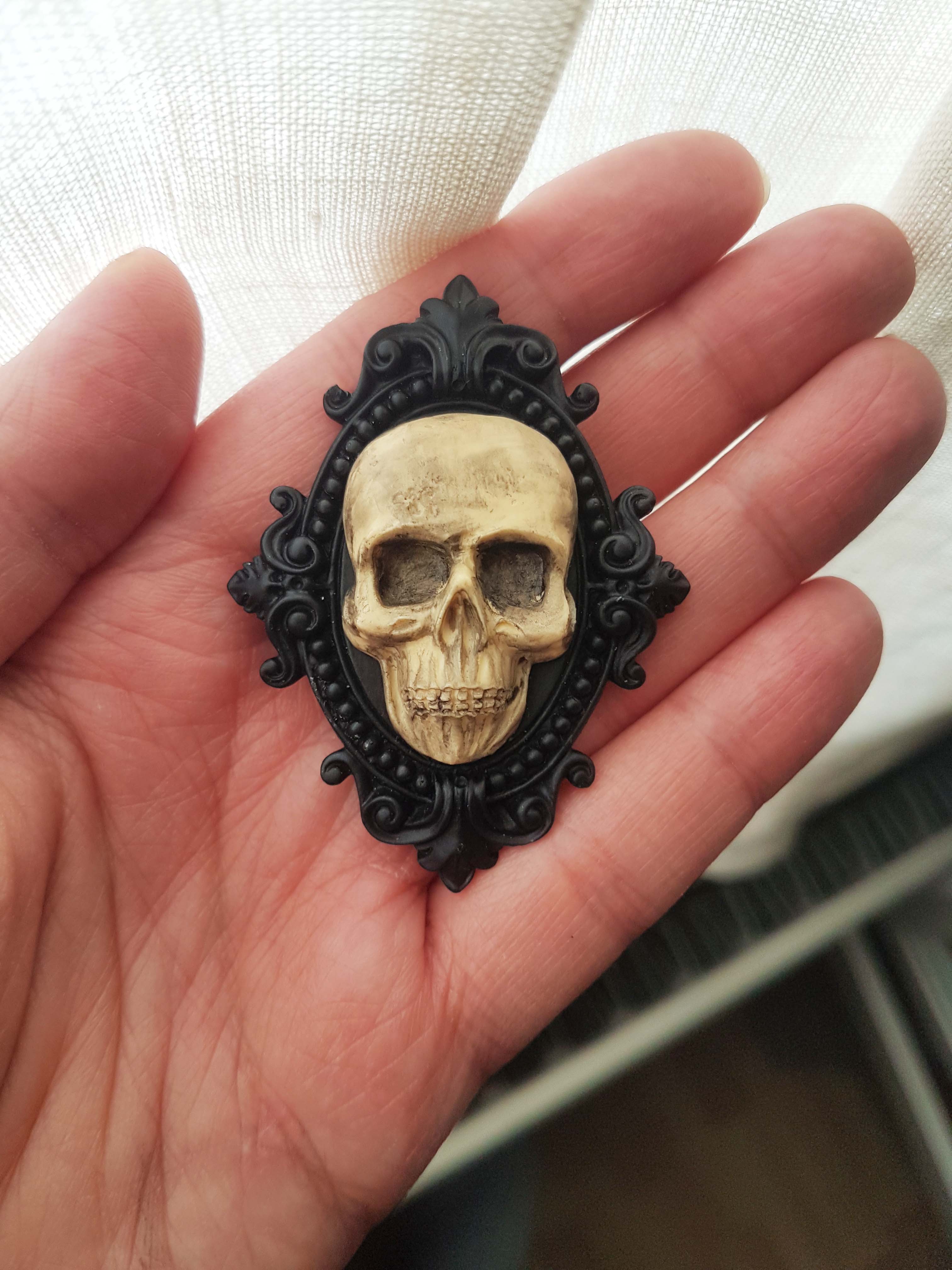 ORNATE RESIN SKULL BROOCH