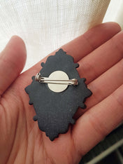 ORNATE RESIN SKULL BROOCH