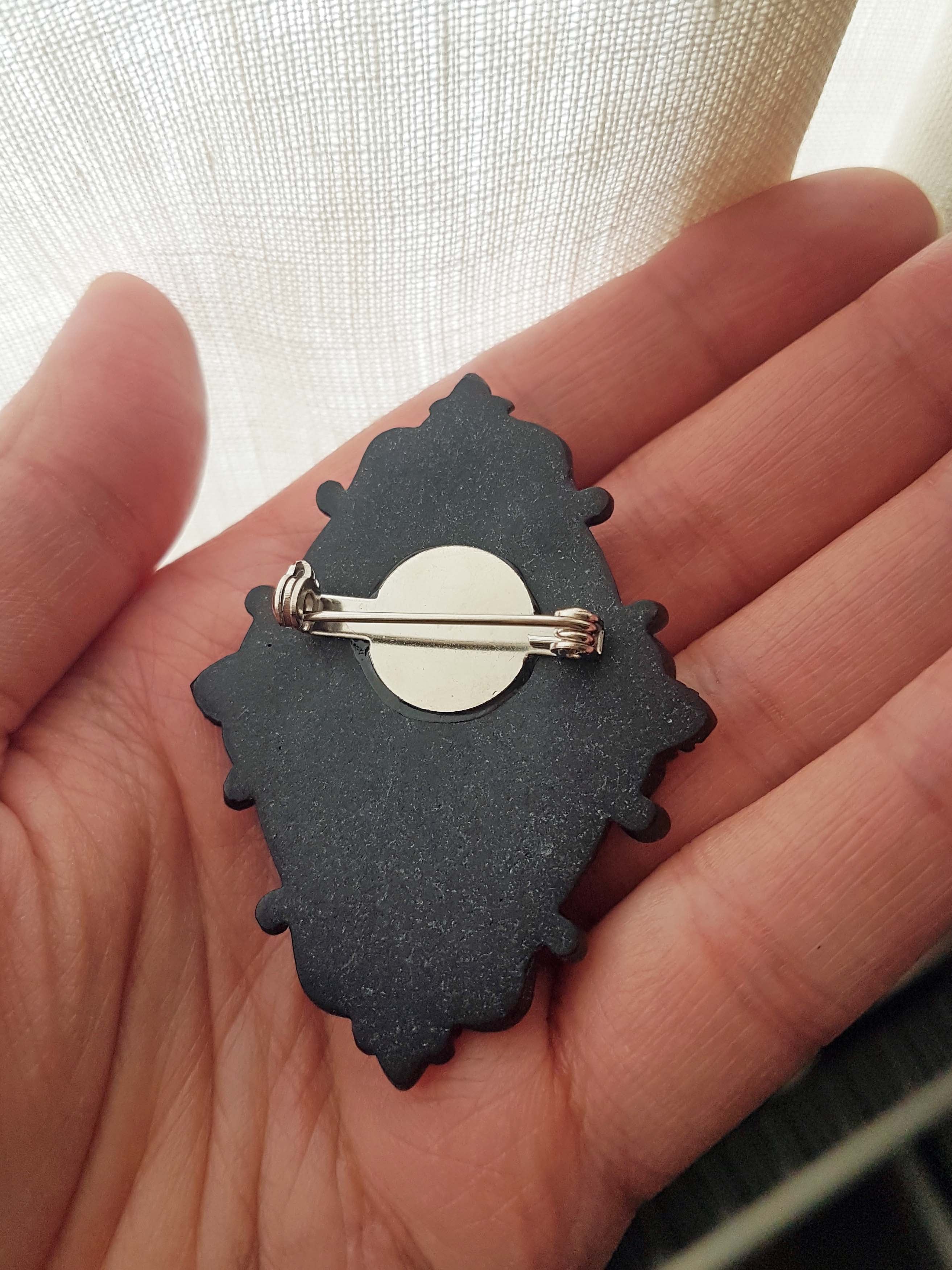 ORNATE RESIN SKULL BROOCH