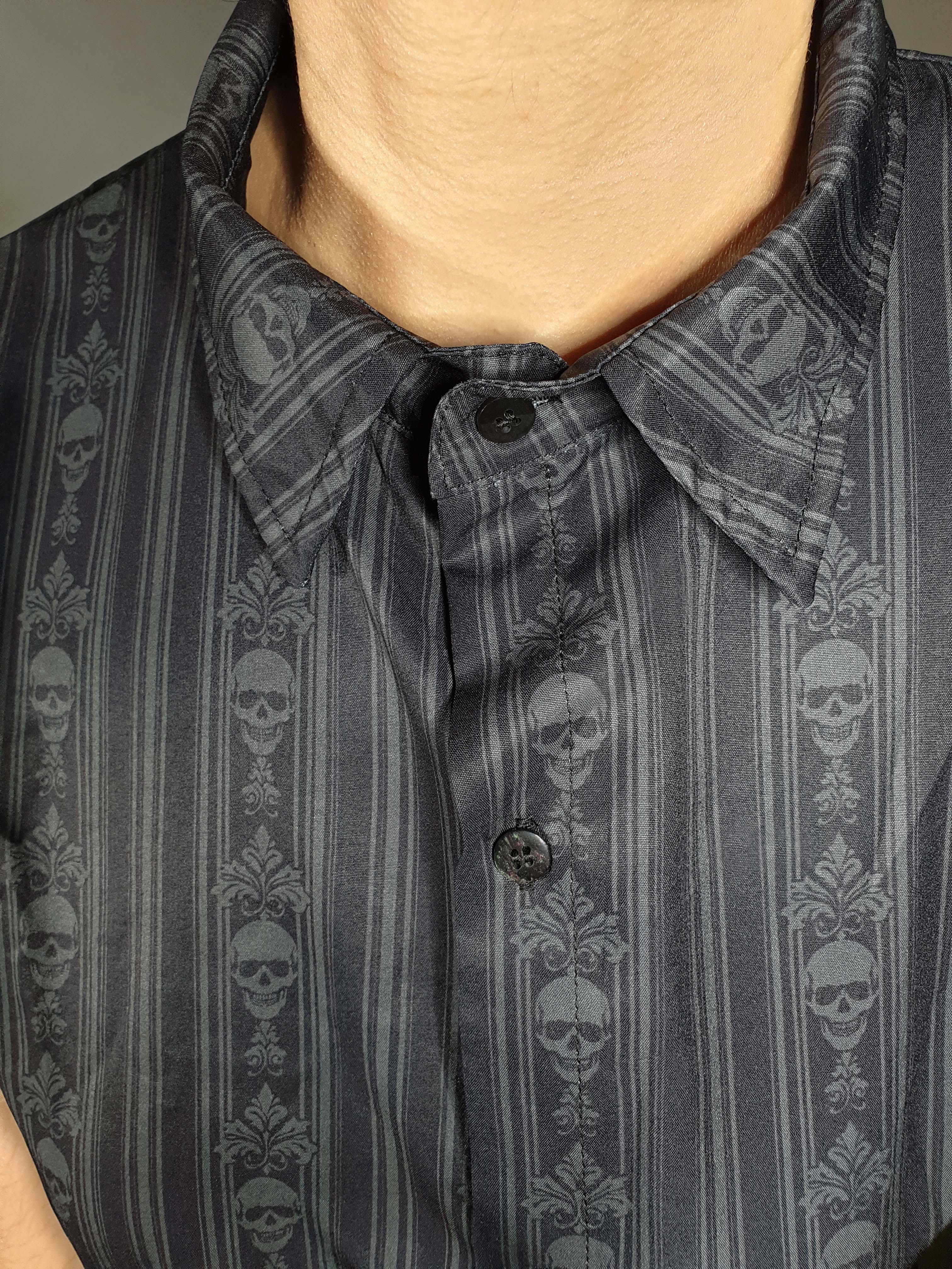 SHORT-SLEEVE COLLARED SHIRT (Baroque Skull Stripes print)