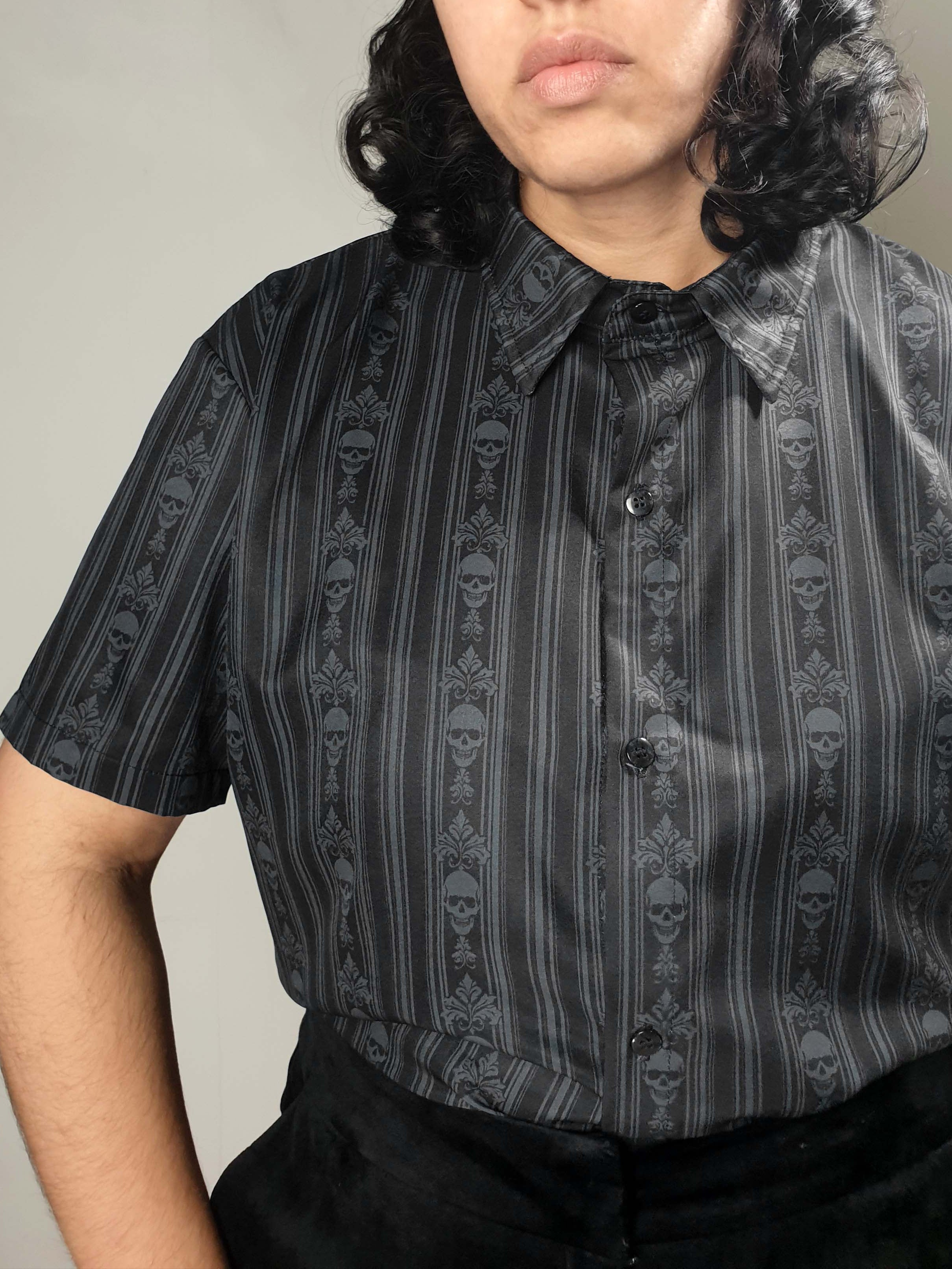 SHORT-SLEEVE COLLARED SHIRT (Baroque Skull Stripes print)