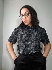 SHORT-SLEEVE COLLARED SHIRT (Spiderweb Lace print)