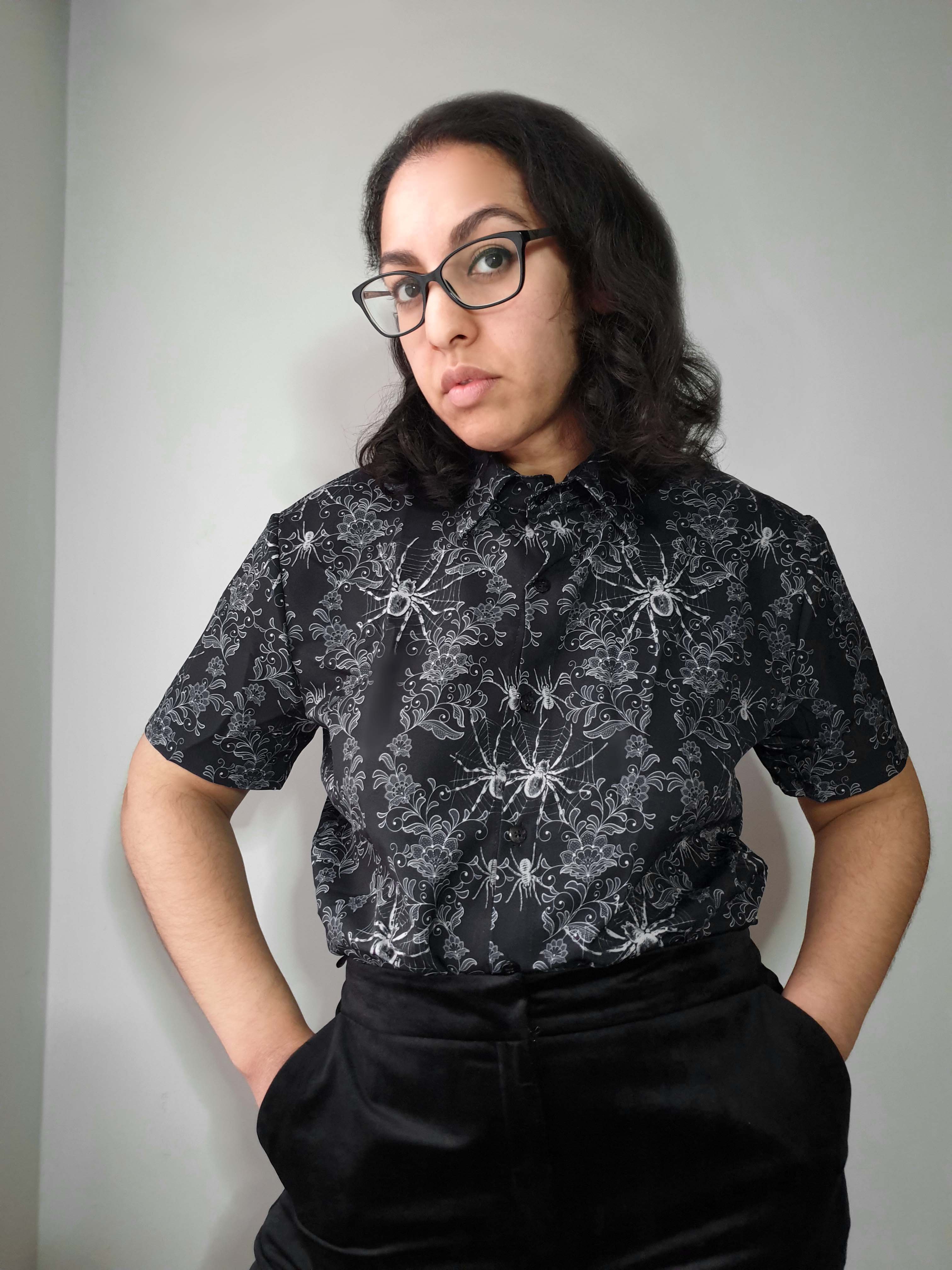 SHORT-SLEEVE COLLARED SHIRT (Spiderweb Lace print)