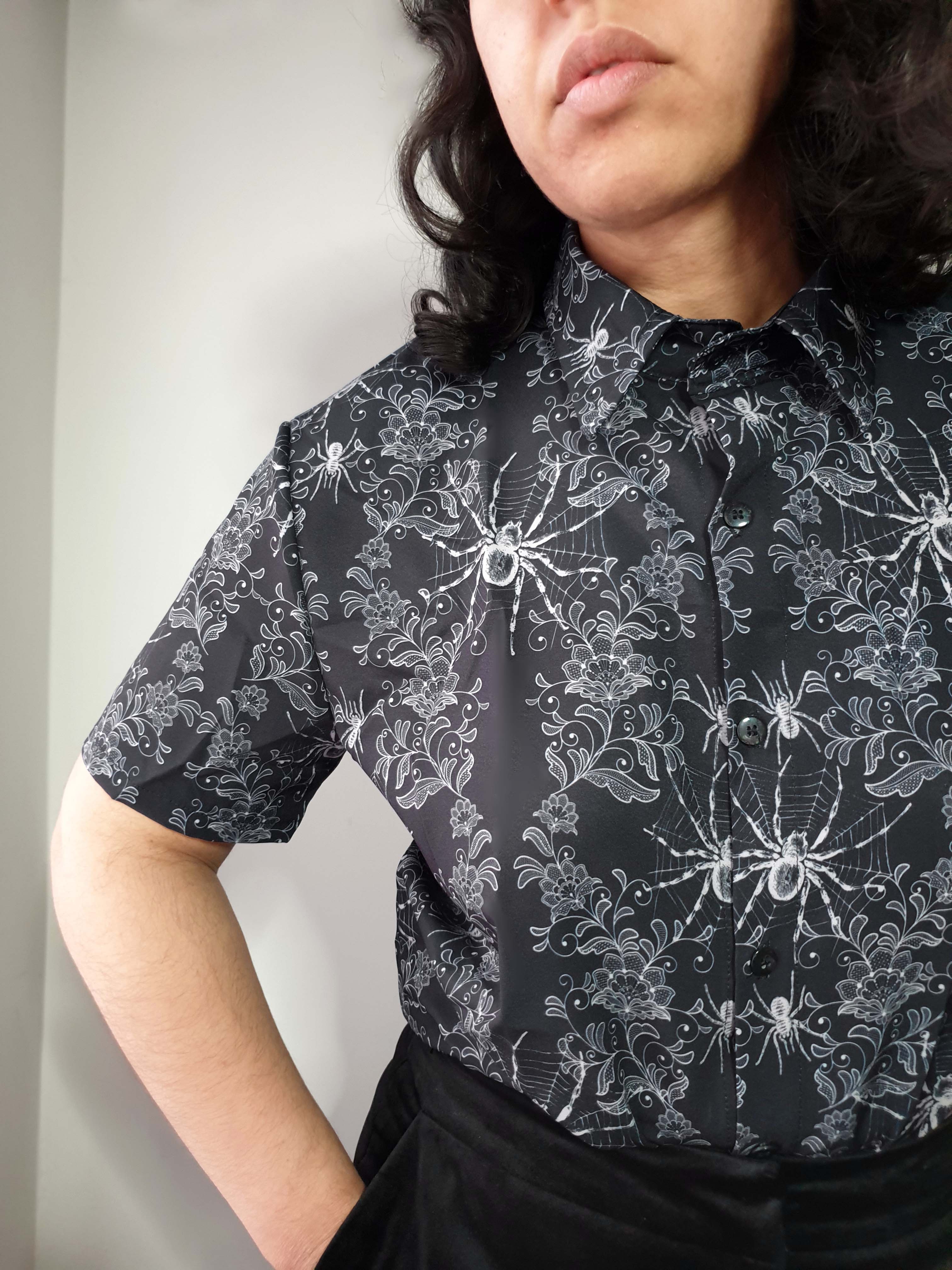 SHORT-SLEEVE COLLARED SHIRT (Spiderweb Lace print)