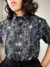 SHORT-SLEEVE COLLARED SHIRT (Spiderweb Lace print)