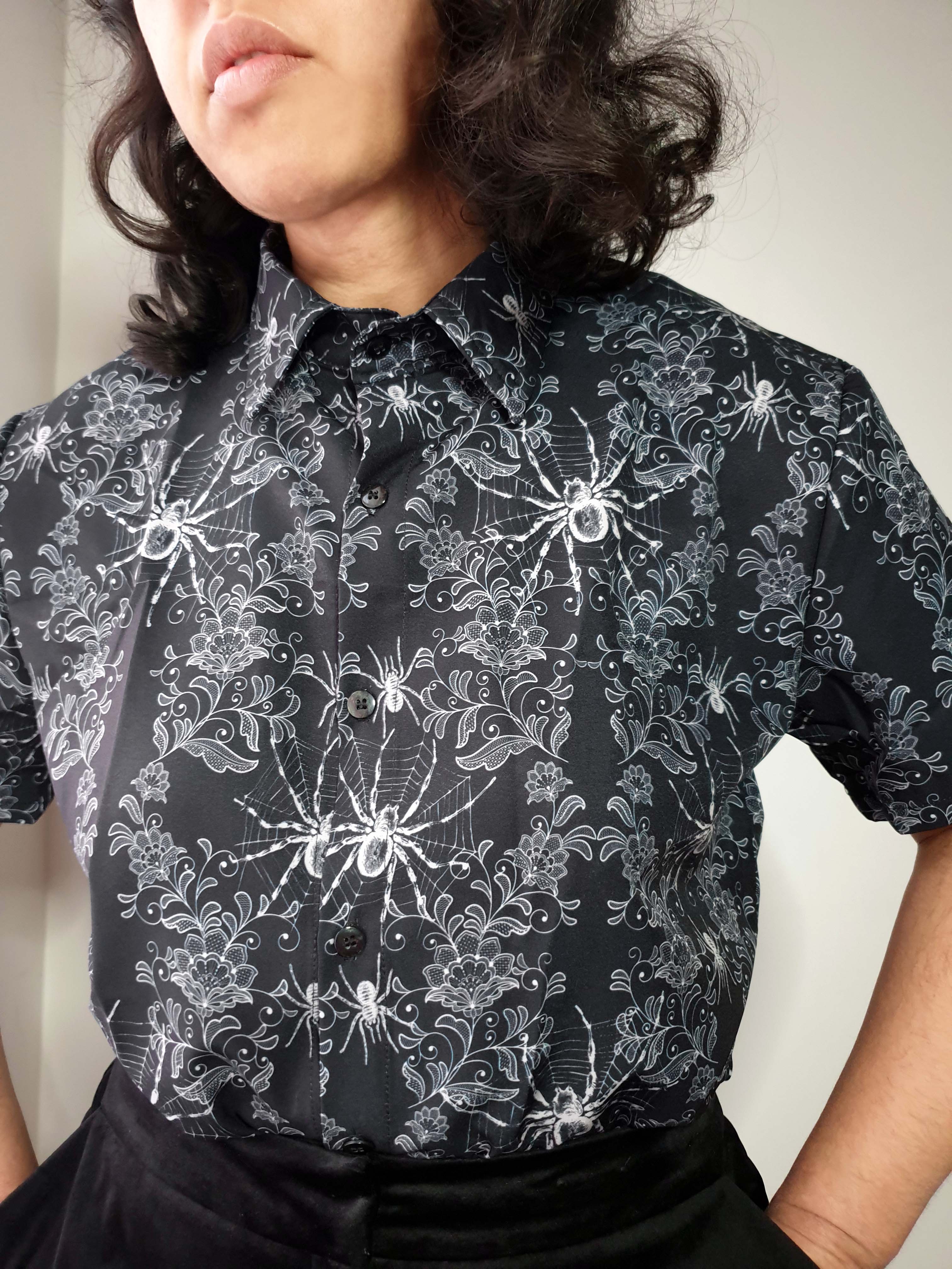 SHORT-SLEEVE COLLARED SHIRT (Spiderweb Lace print)