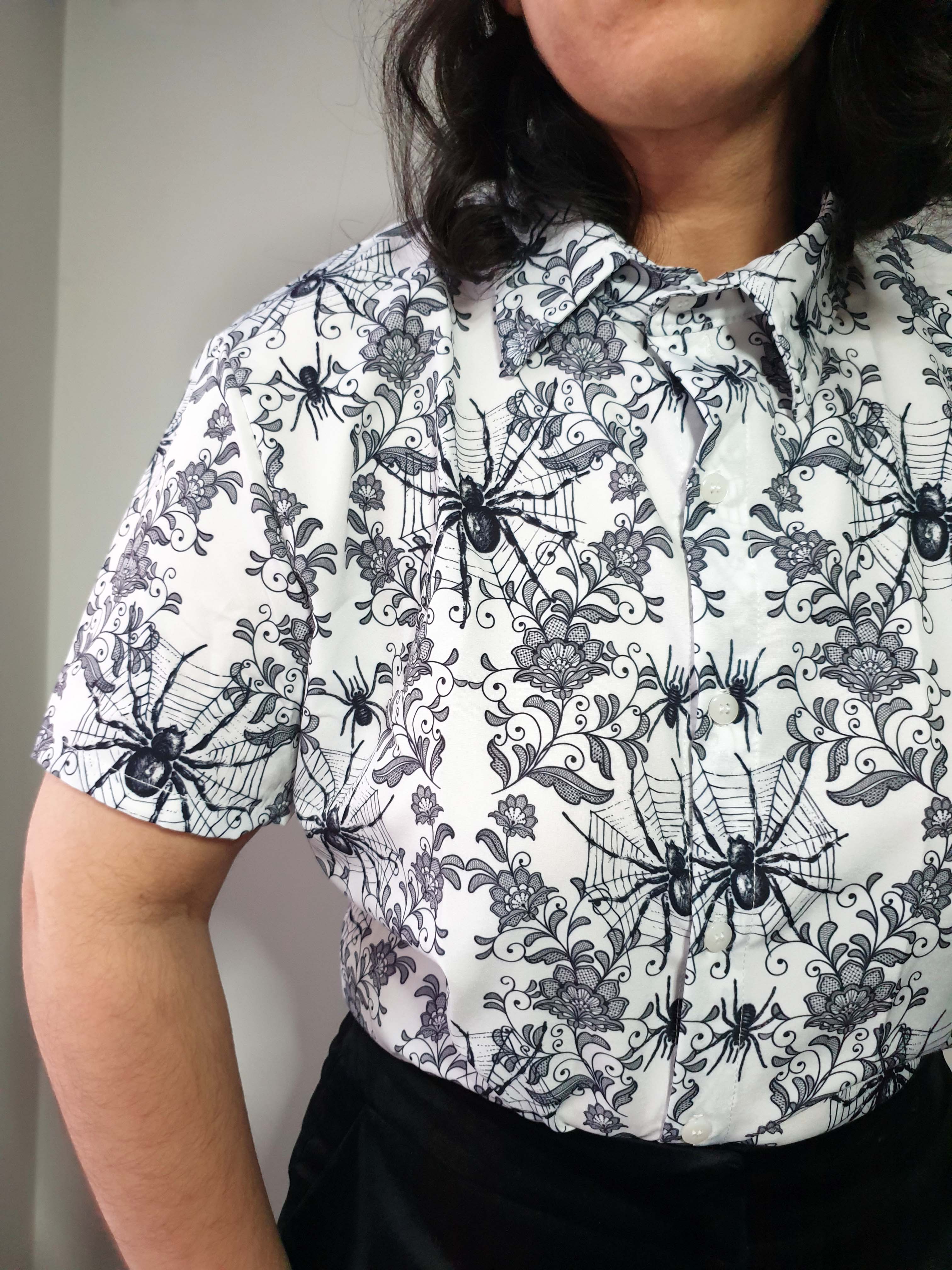 SHORT-SLEEVE COLLARED SHIRT (Spiderweb Lace print)