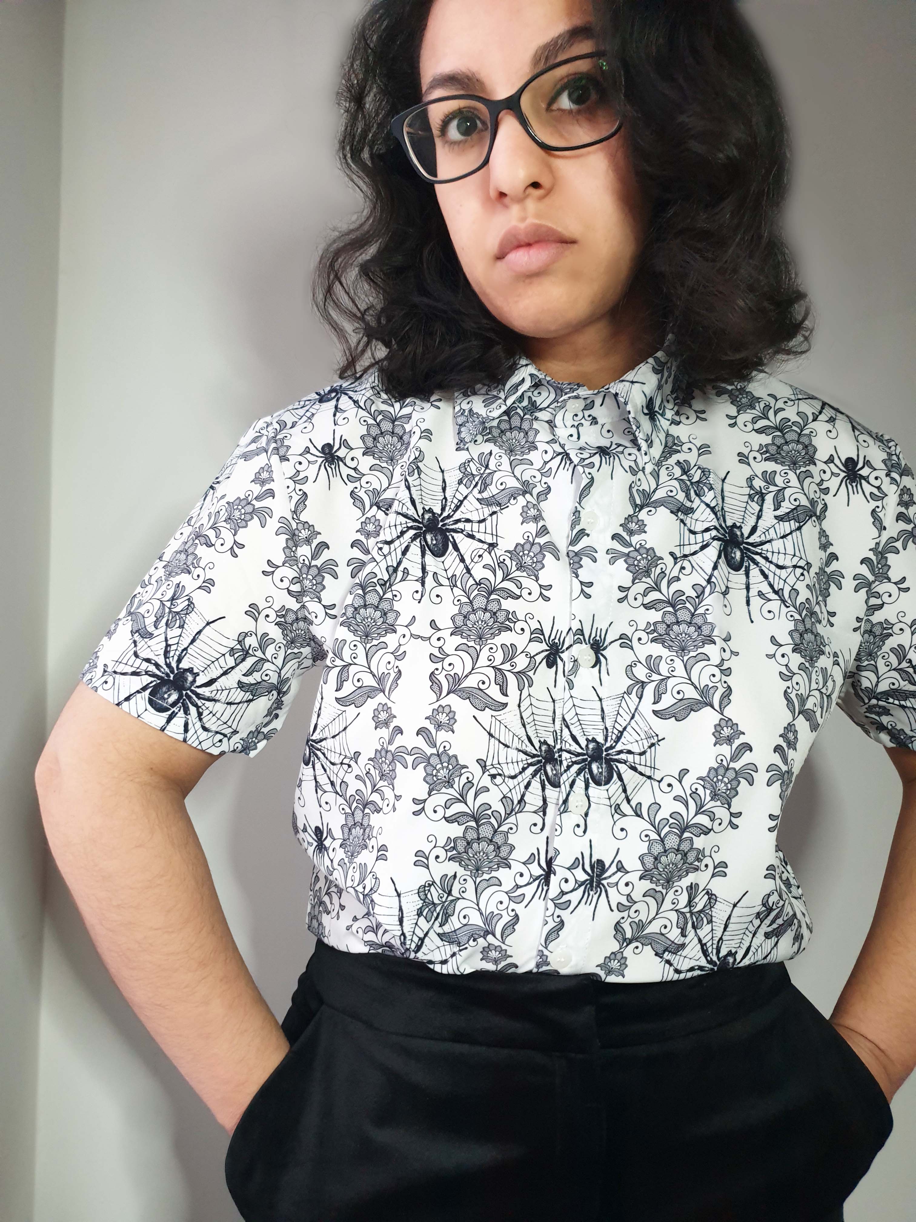 SHORT-SLEEVE COLLARED SHIRT (Spiderweb Lace print)