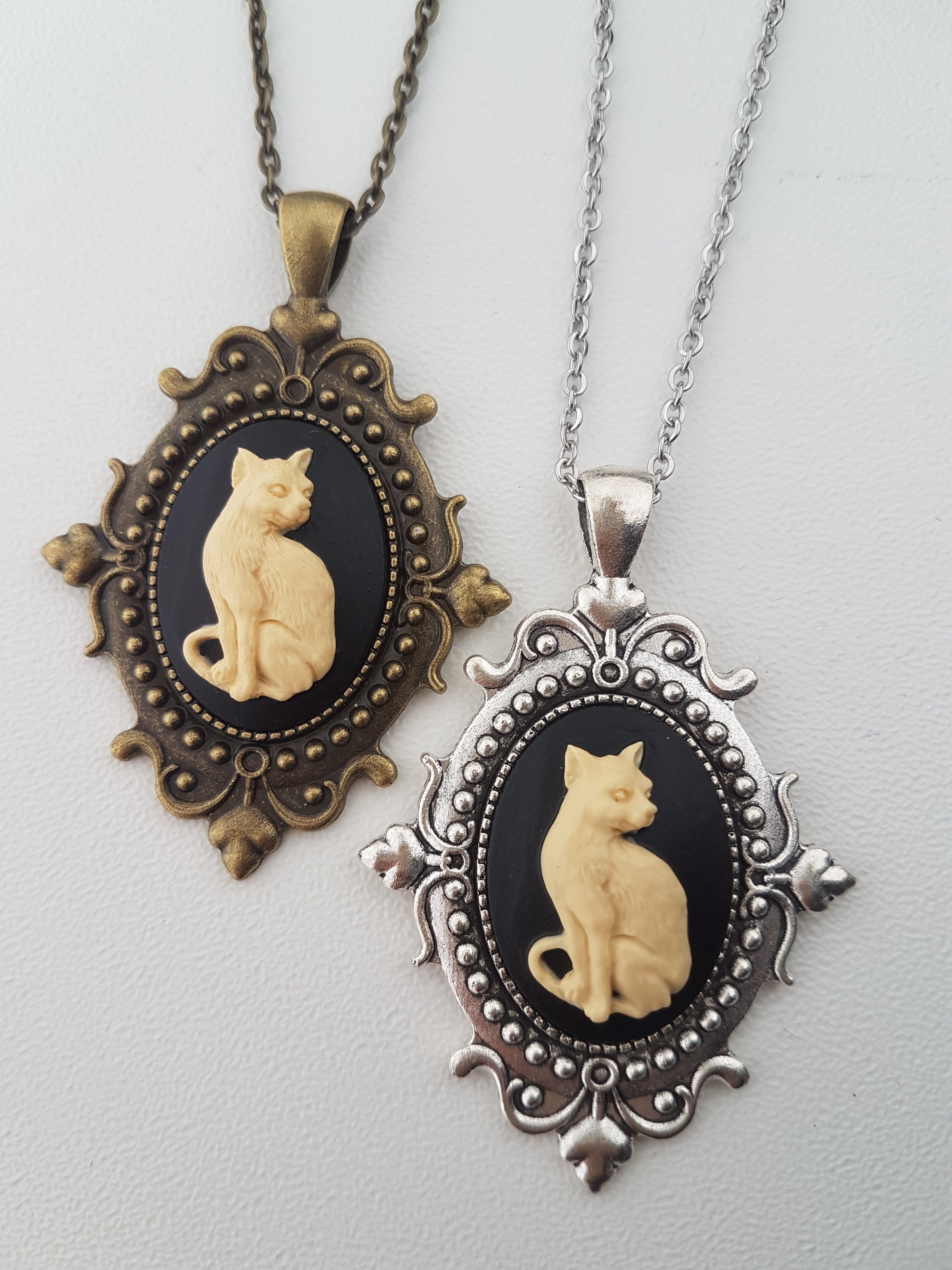 GOTHIC ORNATE CAT CAMEO NECKLACE (IVORY)