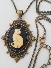 GOTHIC ORNATE CAT CAMEO NECKLACE (IVORY)