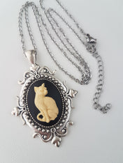 GOTHIC ORNATE CAT CAMEO NECKLACE (IVORY)