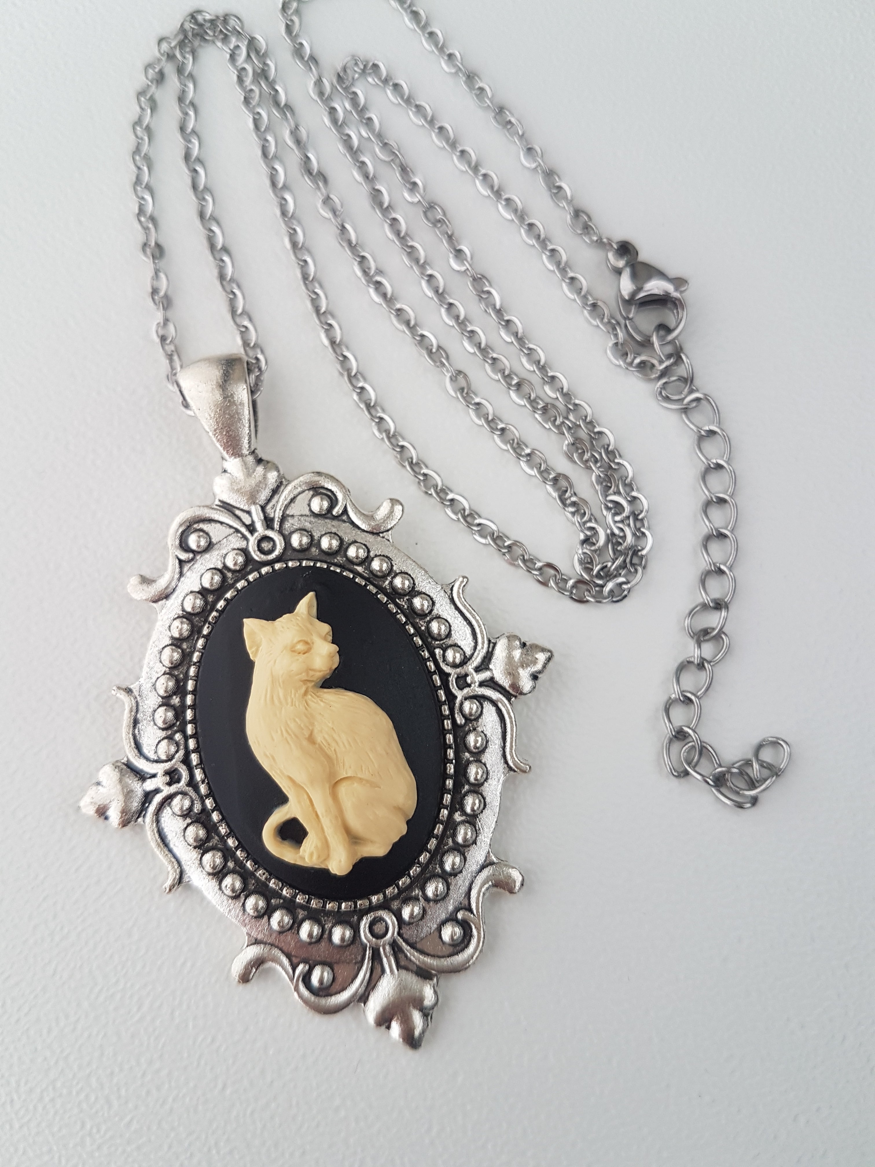 GOTHIC ORNATE CAT CAMEO NECKLACE (IVORY)