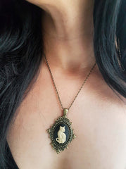 GOTHIC ORNATE CAT CAMEO NECKLACE (IVORY)