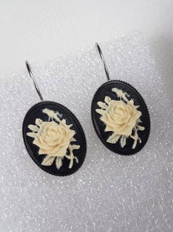 (SILVER-FINISH) SMALL ROSE CAMEO EARRINGS (OFF-WHITE)