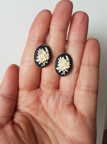 (SILVER-FINISH) SMALL ROSE CAMEO EARRINGS (OFF-WHITE)