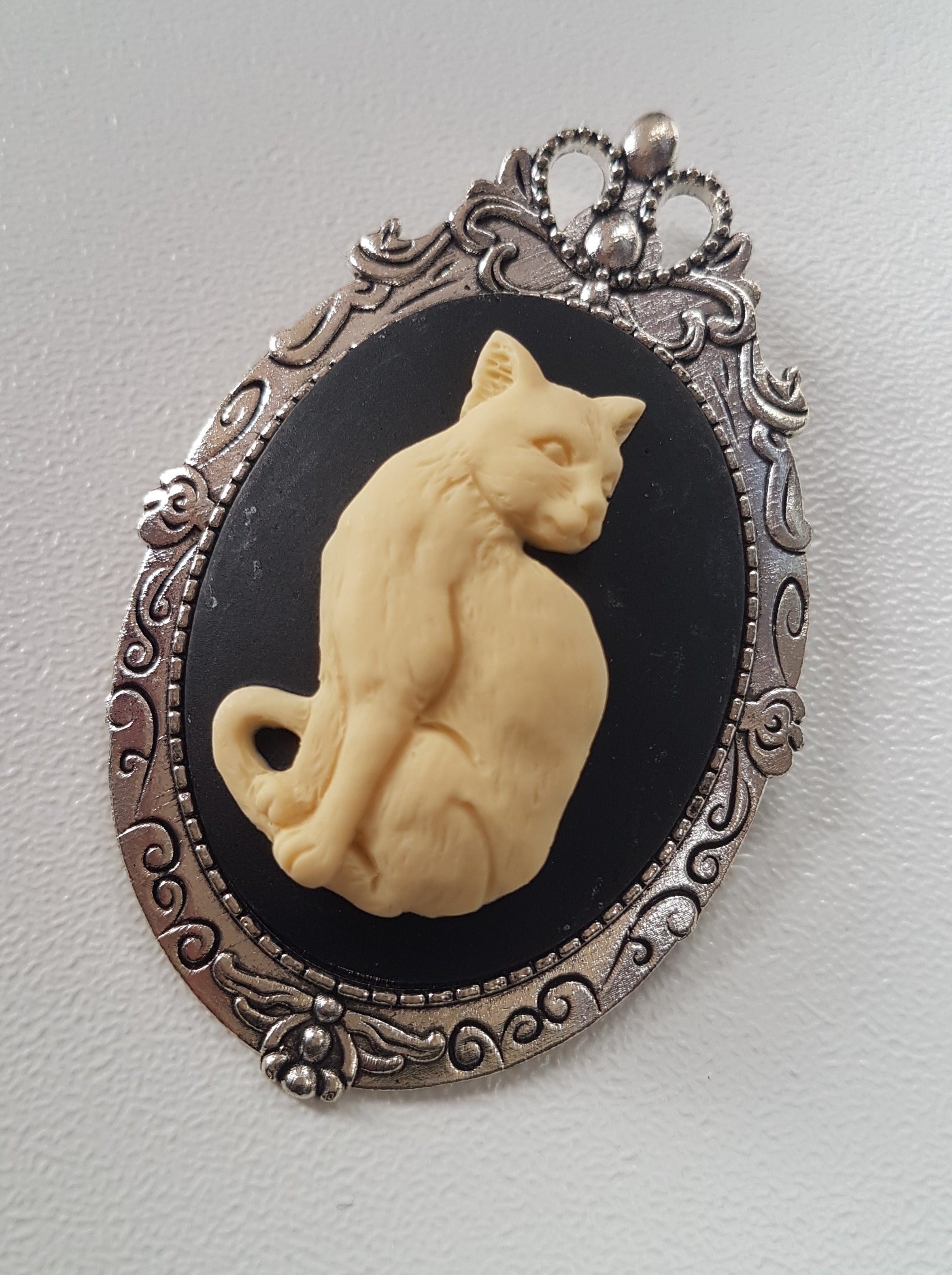 CAT CAMEO BROOCH