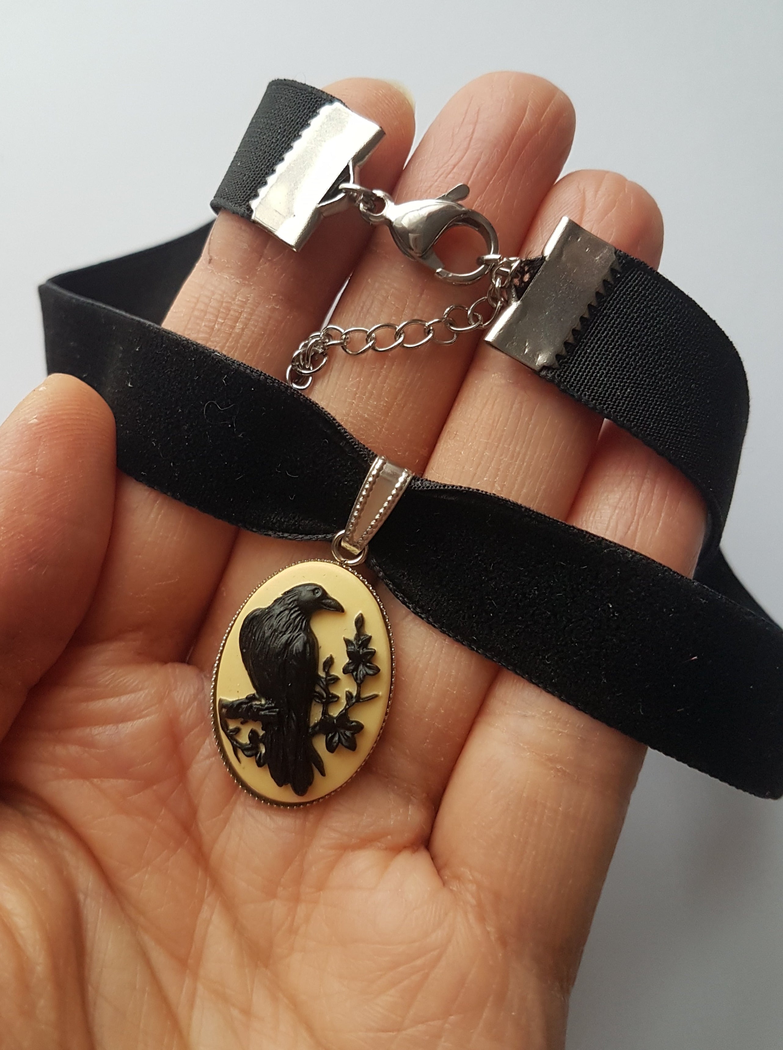 GOTHIC RAVEN CAMEO CHOKER