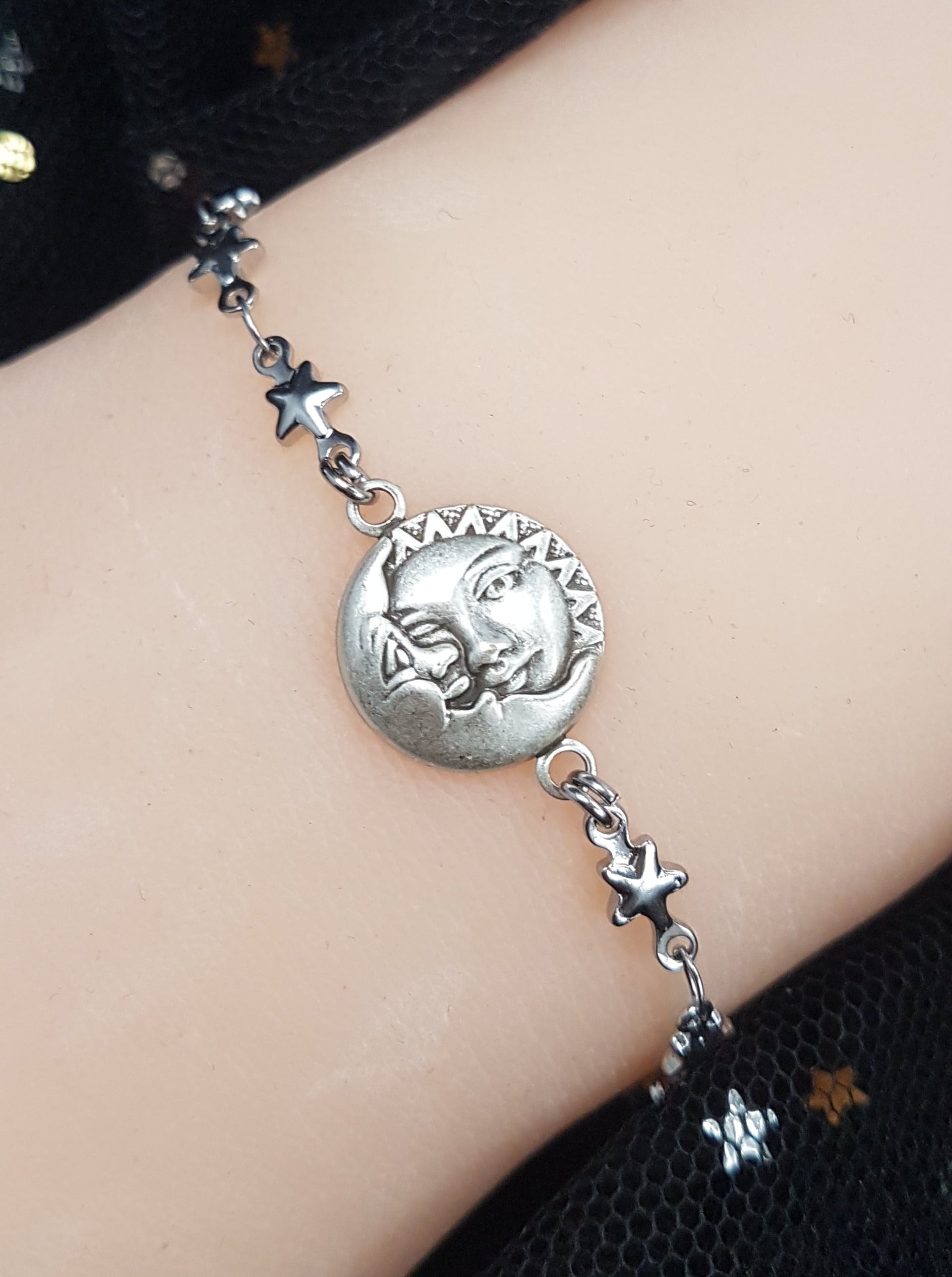 DAINTY STARS-CHAIN CELESTIAL BRACELET | THEBLACKWARDROBE.COM.