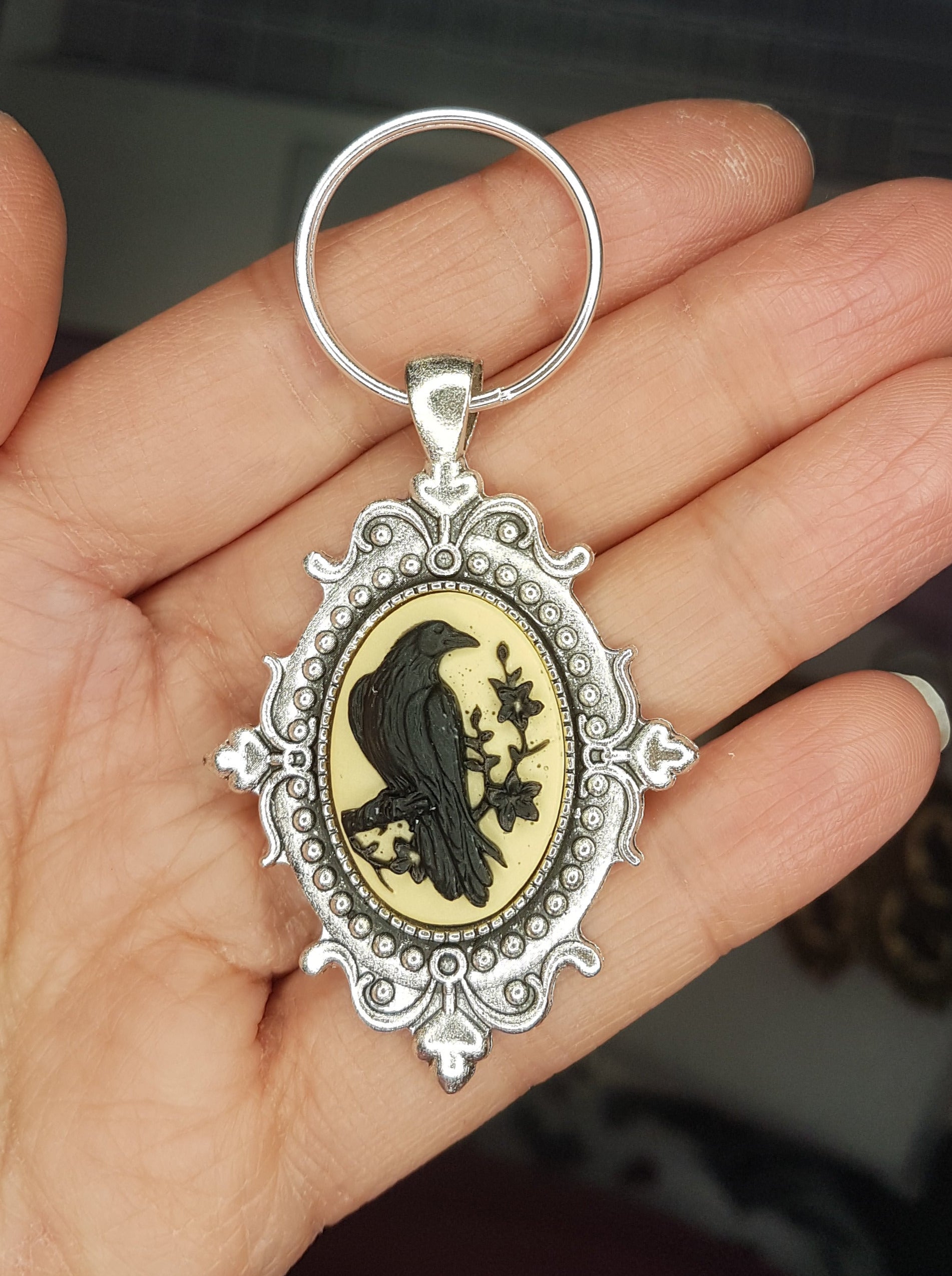 (silver-finish) RAVEN CAMEO KEYRING - imperfect item
