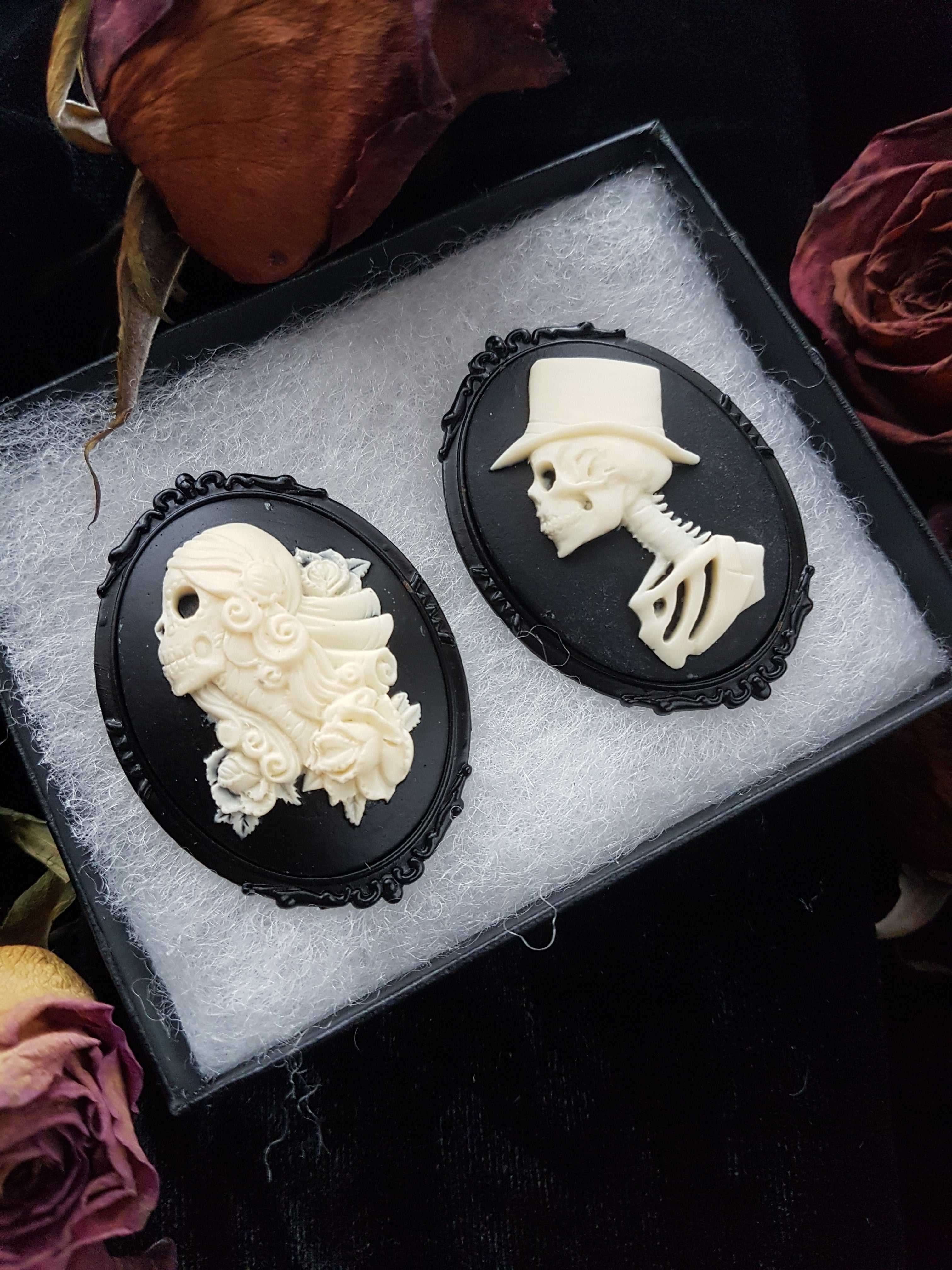 SKULL CORPSE BRIDE AND GROOM CAMEO BROOCH SET