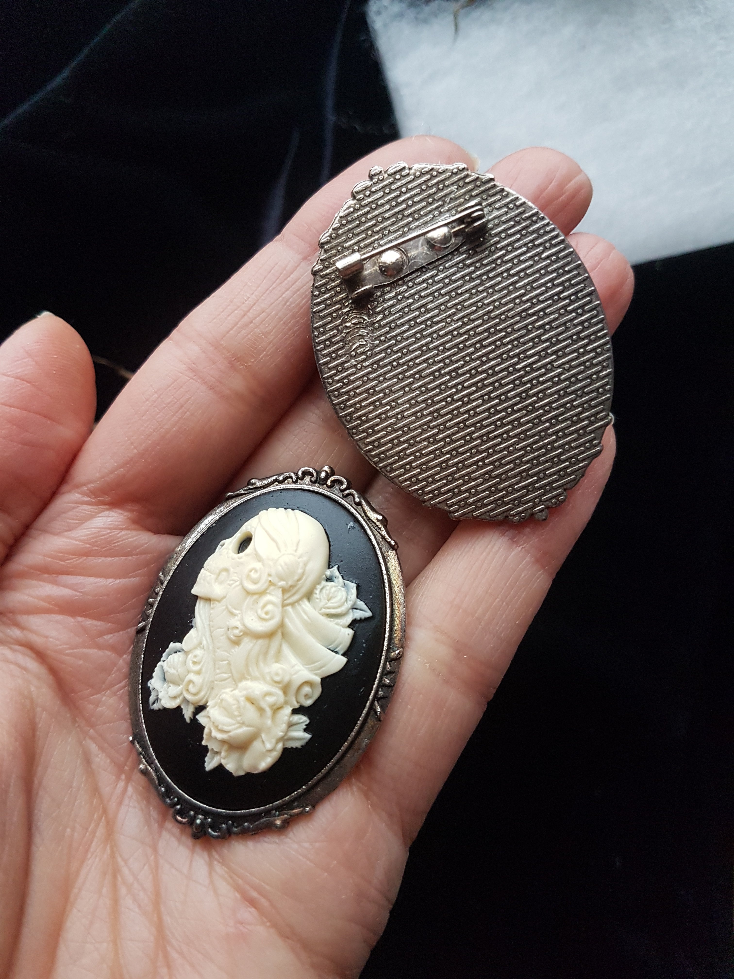 SKULL CORPSE BRIDE AND GROOM CAMEO BROOCH SET