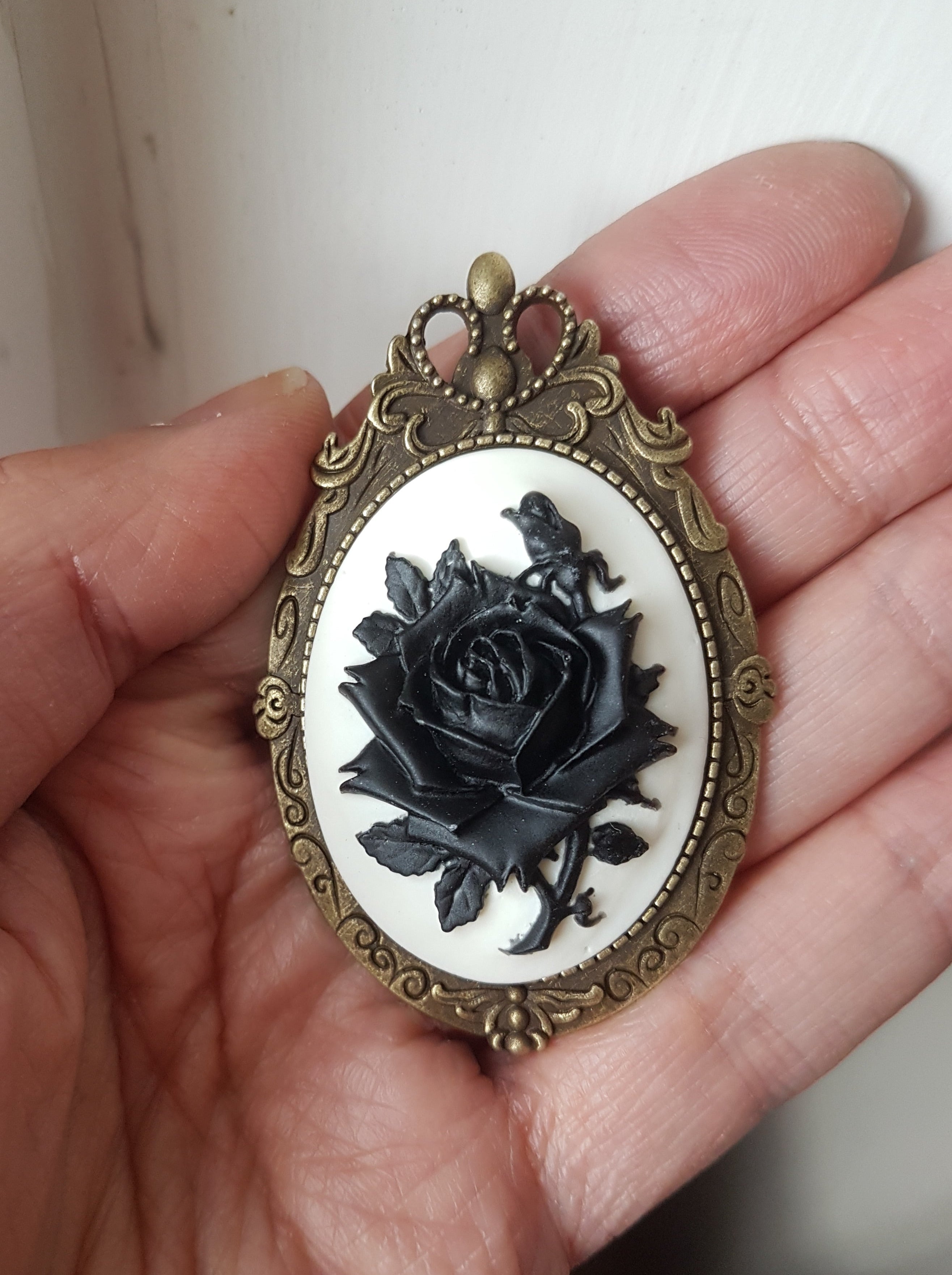 GOTHIC BLACK&WHITE ROSE CAMEO BROOCH
