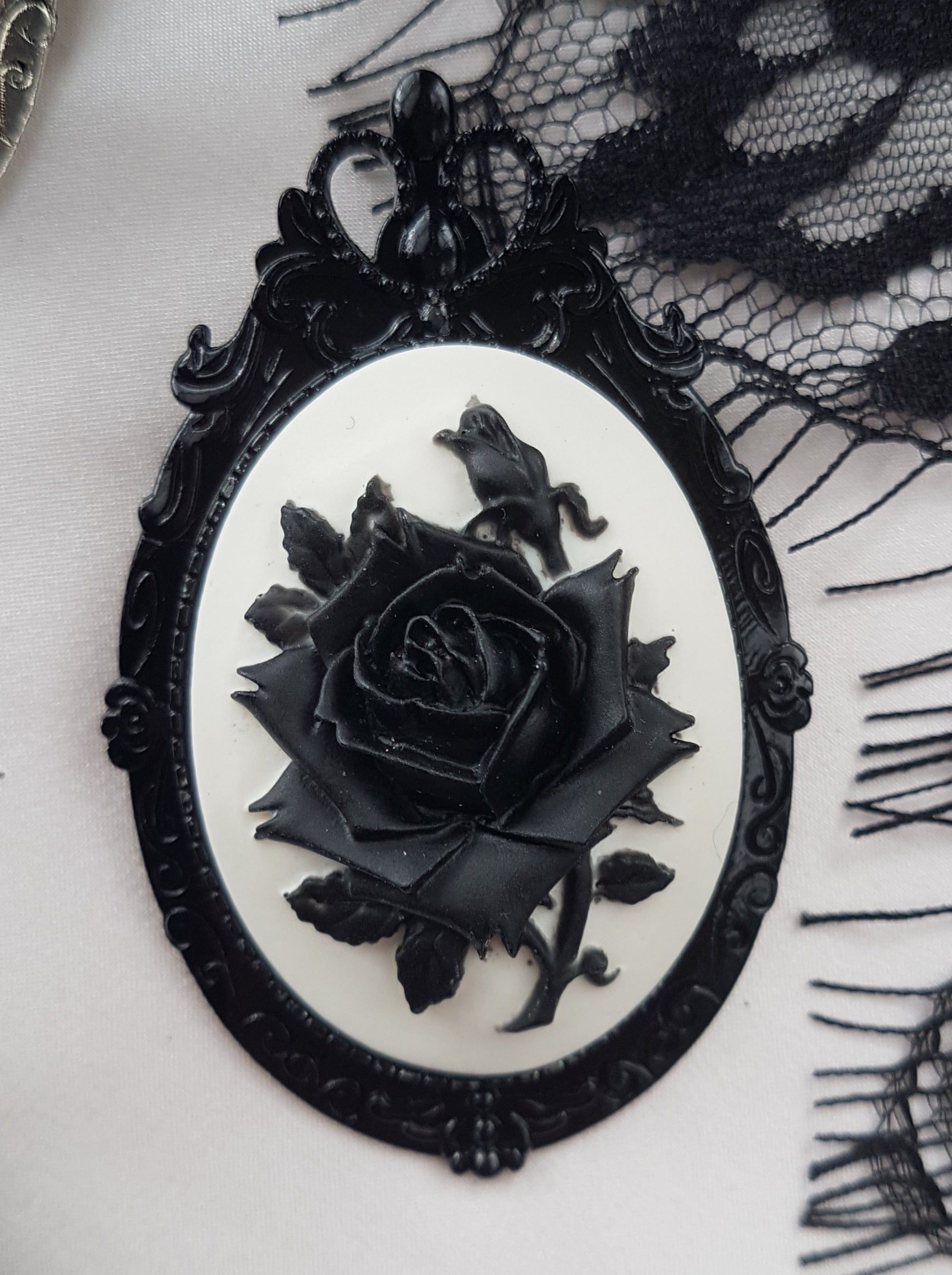 GOTHIC BLACK&WHITE ROSE CAMEO BROOCH