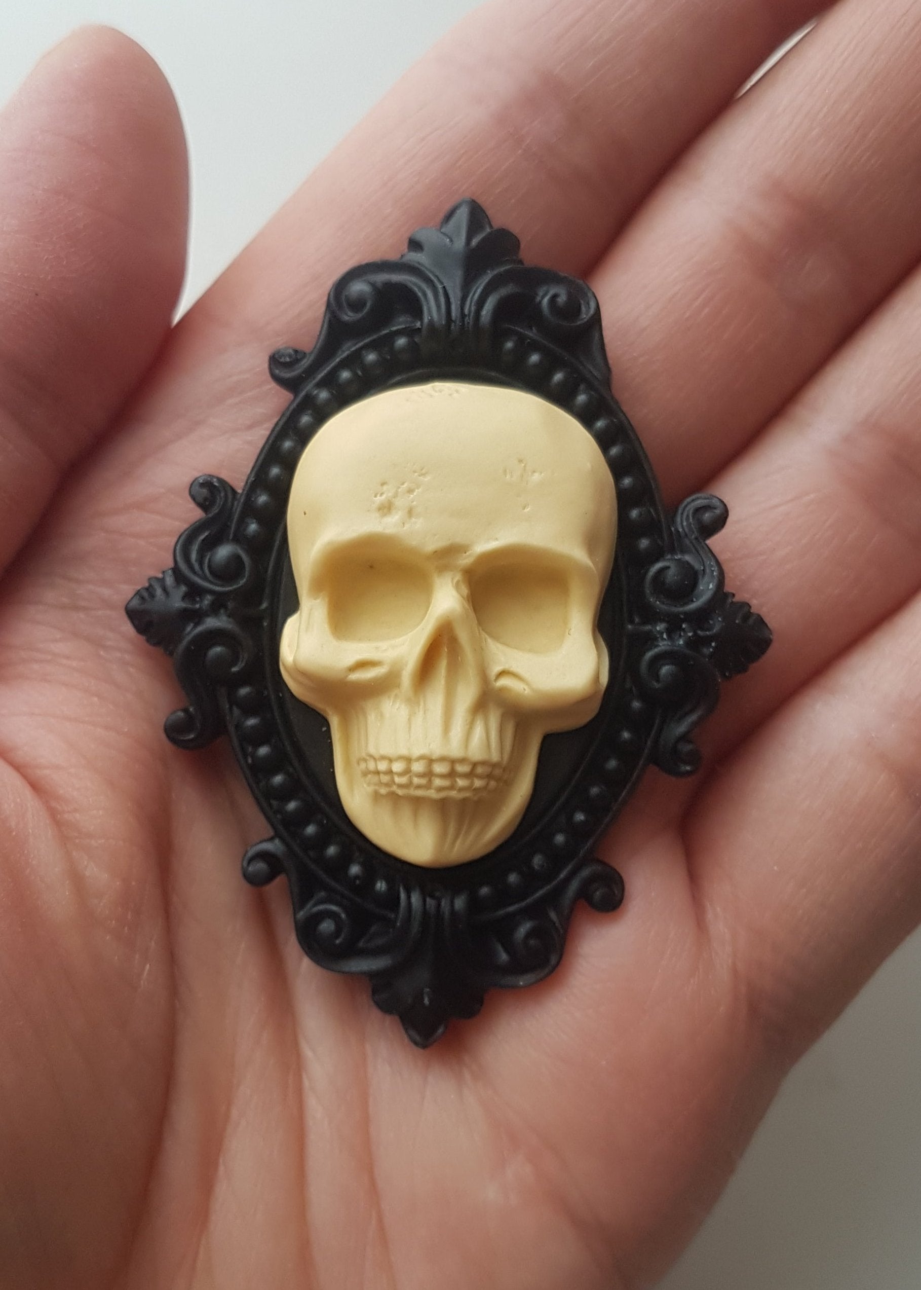 ORNATE RESIN SKULL BROOCH