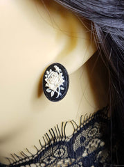 SMALL ROSE CAMEO STUD EARRINGS (OFF-WHITE)