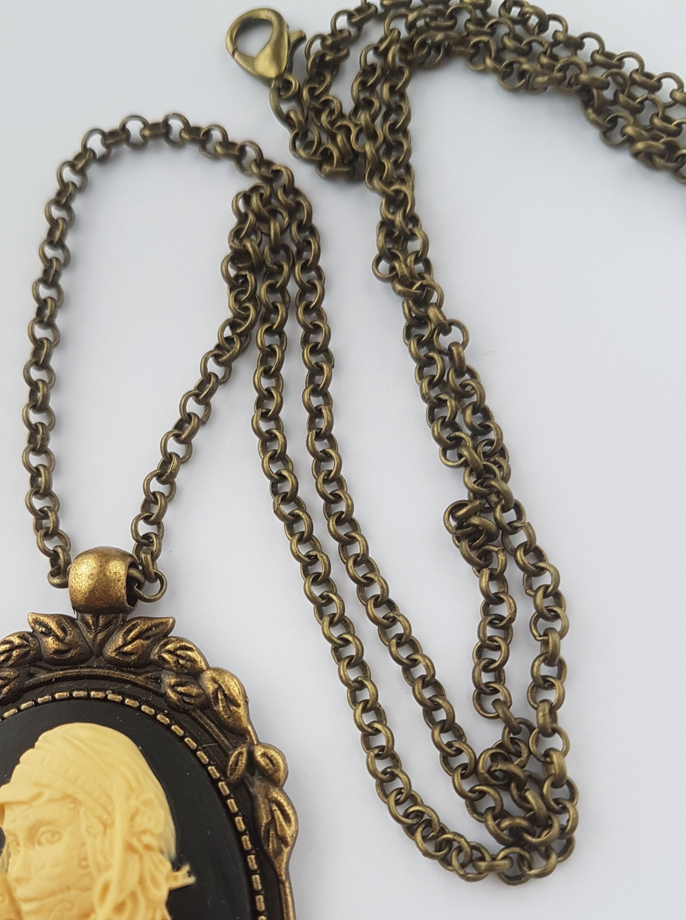 SPARE CHAIN | THEBLACKWARDROBE.COM.