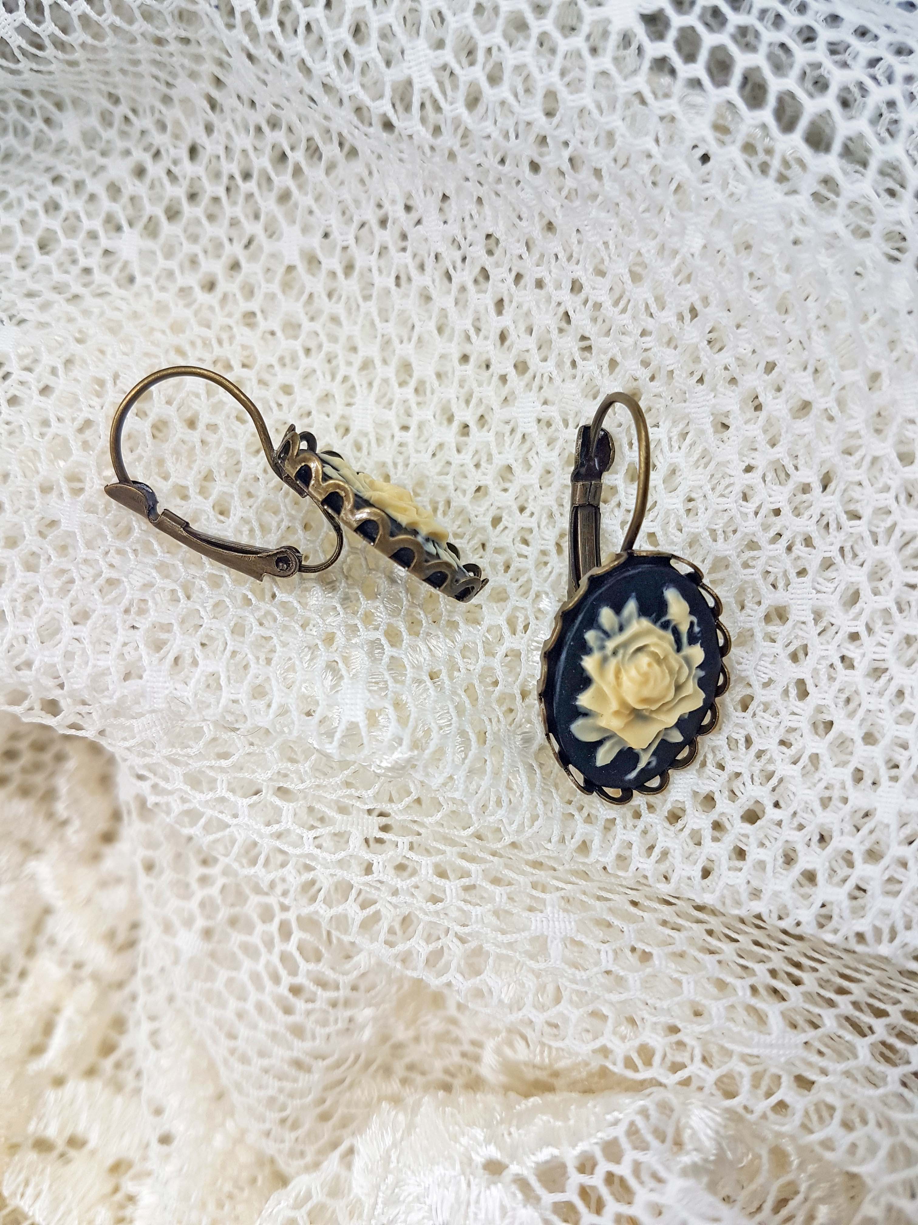 SMALL VICTORIAN ROSE CAMEO EARRINGS (IVORY)