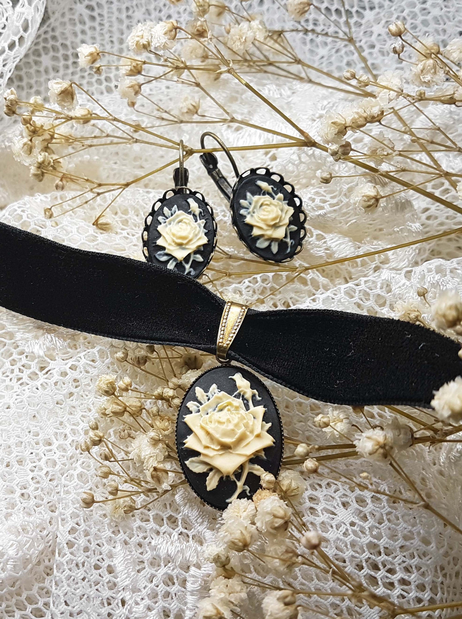 GOTHIC ROSE CAMEO CHOKER (IVORY)