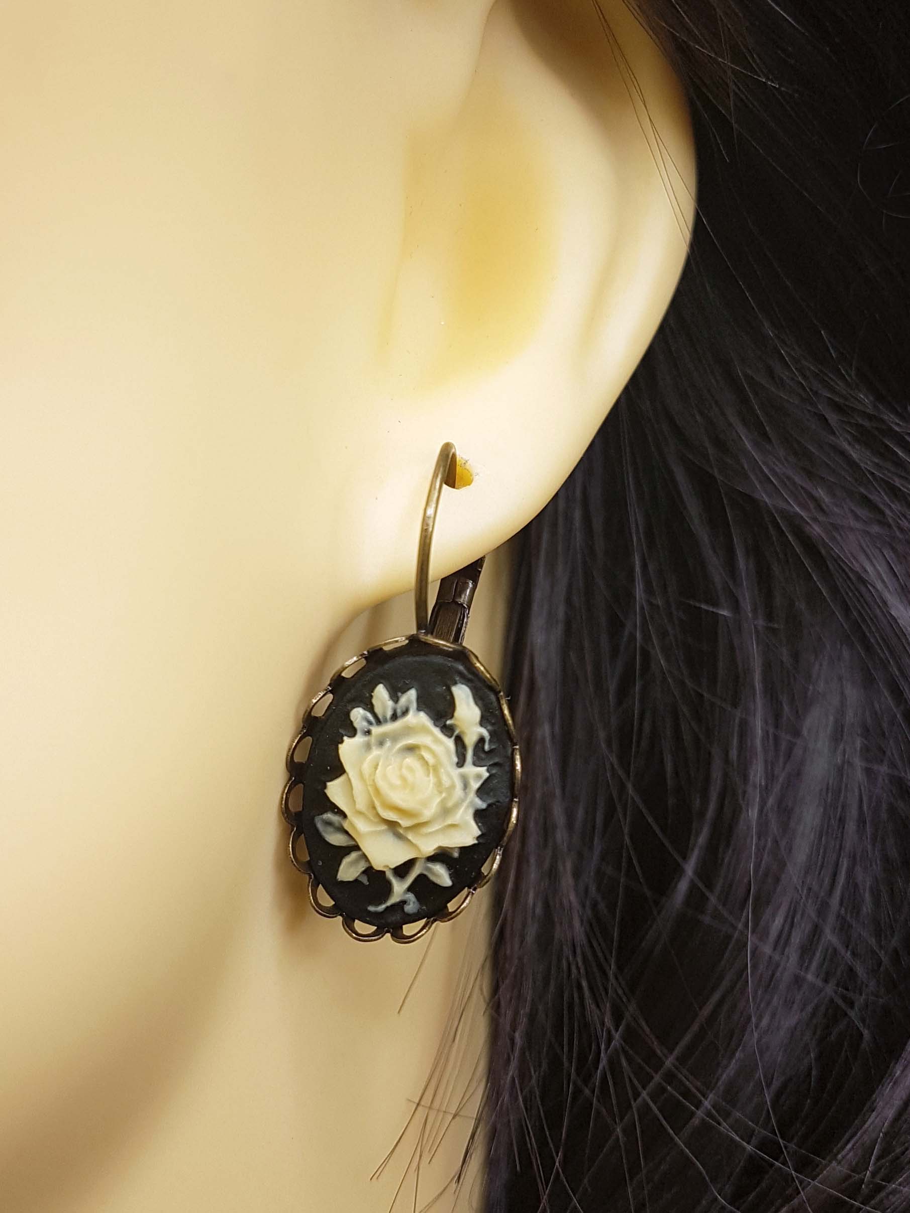 SMALL VICTORIAN ROSE CAMEO EARRINGS (IVORY)