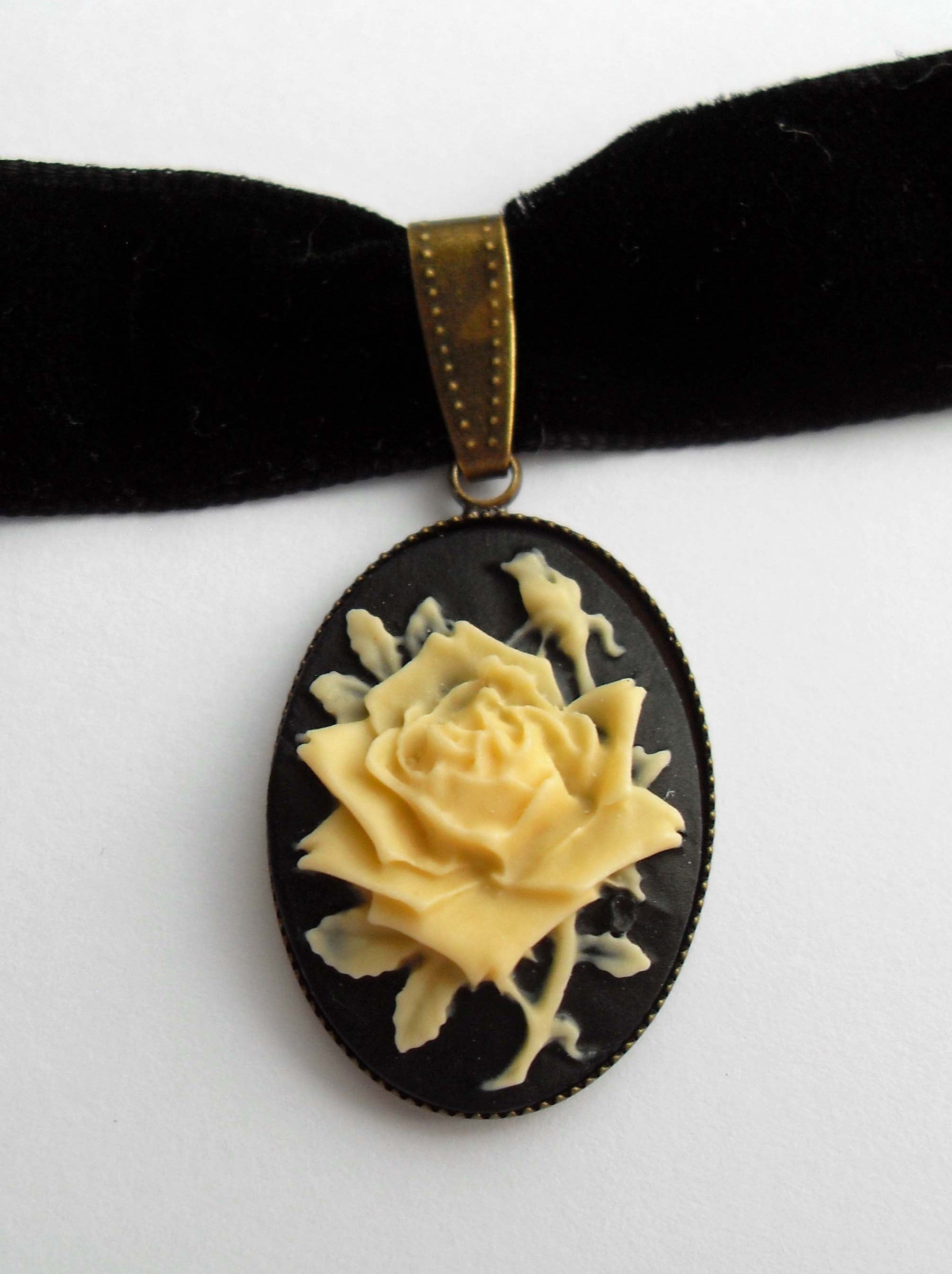 GOTHIC ROSE CAMEO CHOKER (IVORY)