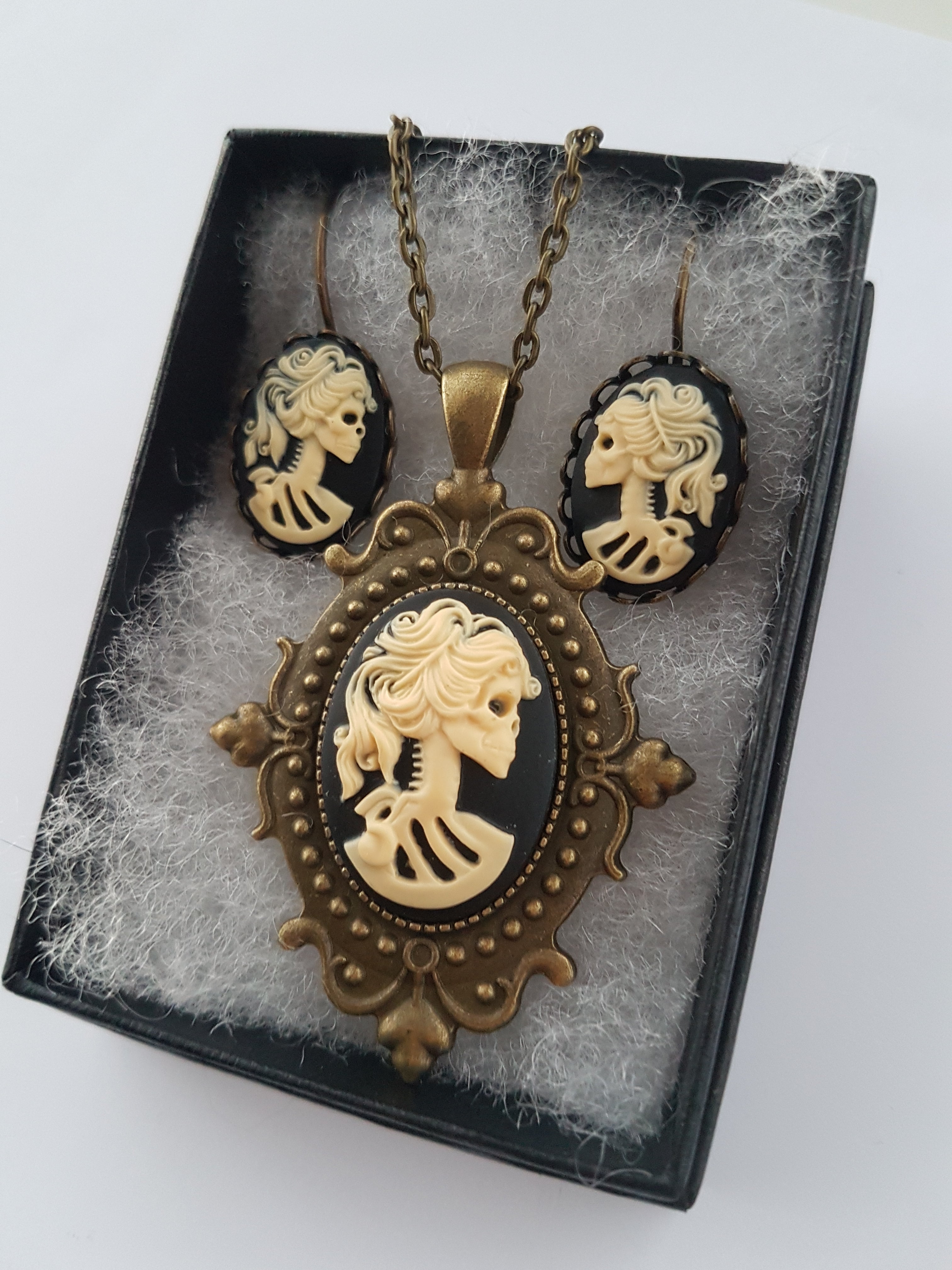 LADY_SKULL_CAMEO_BRONZE_SET_new2.jpg