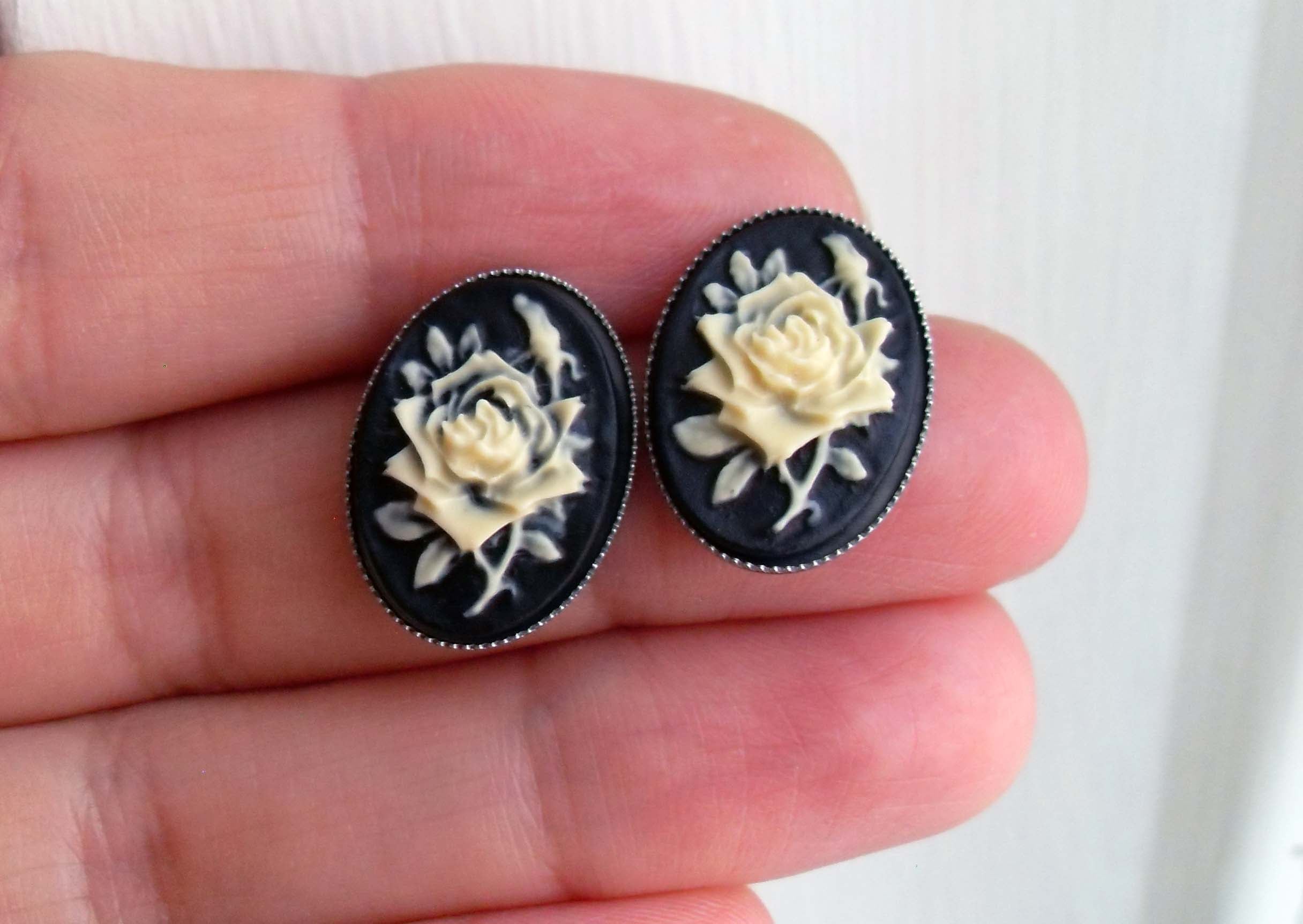 SMALL ROSE CAMEO STUD EARRINGS (IVORY)