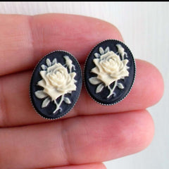 SMALL ROSE CAMEO STUD EARRINGS (OFF-WHITE)