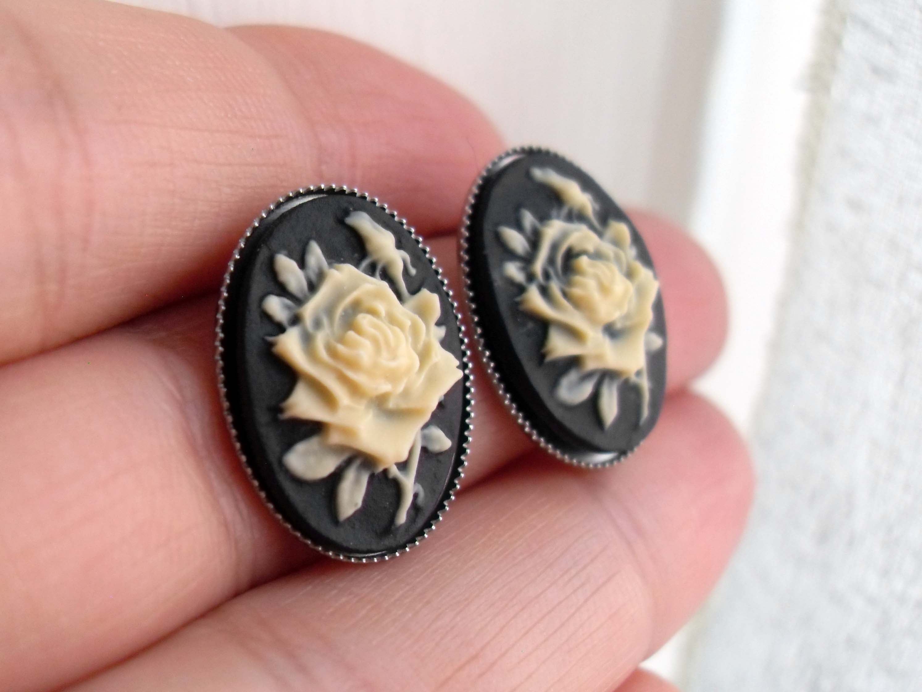SMALL ROSE CAMEO STUD EARRINGS (IVORY)