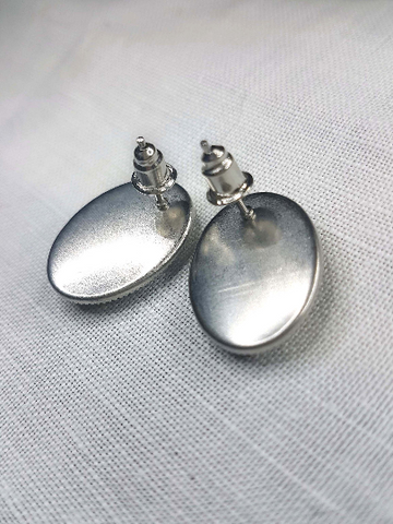 SMALL ROSE CAMEO STUD EARRINGS | THEBLACKWARDROBE.COM.