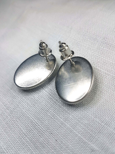 SMALL ROSE CAMEO STUD EARRINGS | THEBLACKWARDROBE.COM.