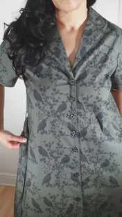 MAXI SHIRTDRESS GREY RAVENS & BLOSSOMS PRINT VIDEO