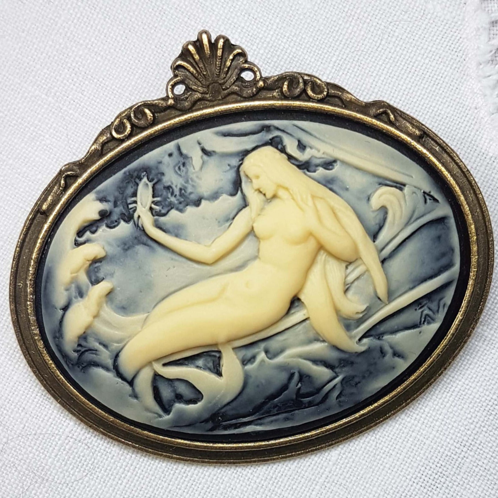 VINTAGE MERMAID CAMEO BROOCH | THEBLACKWARDROBE.COM.