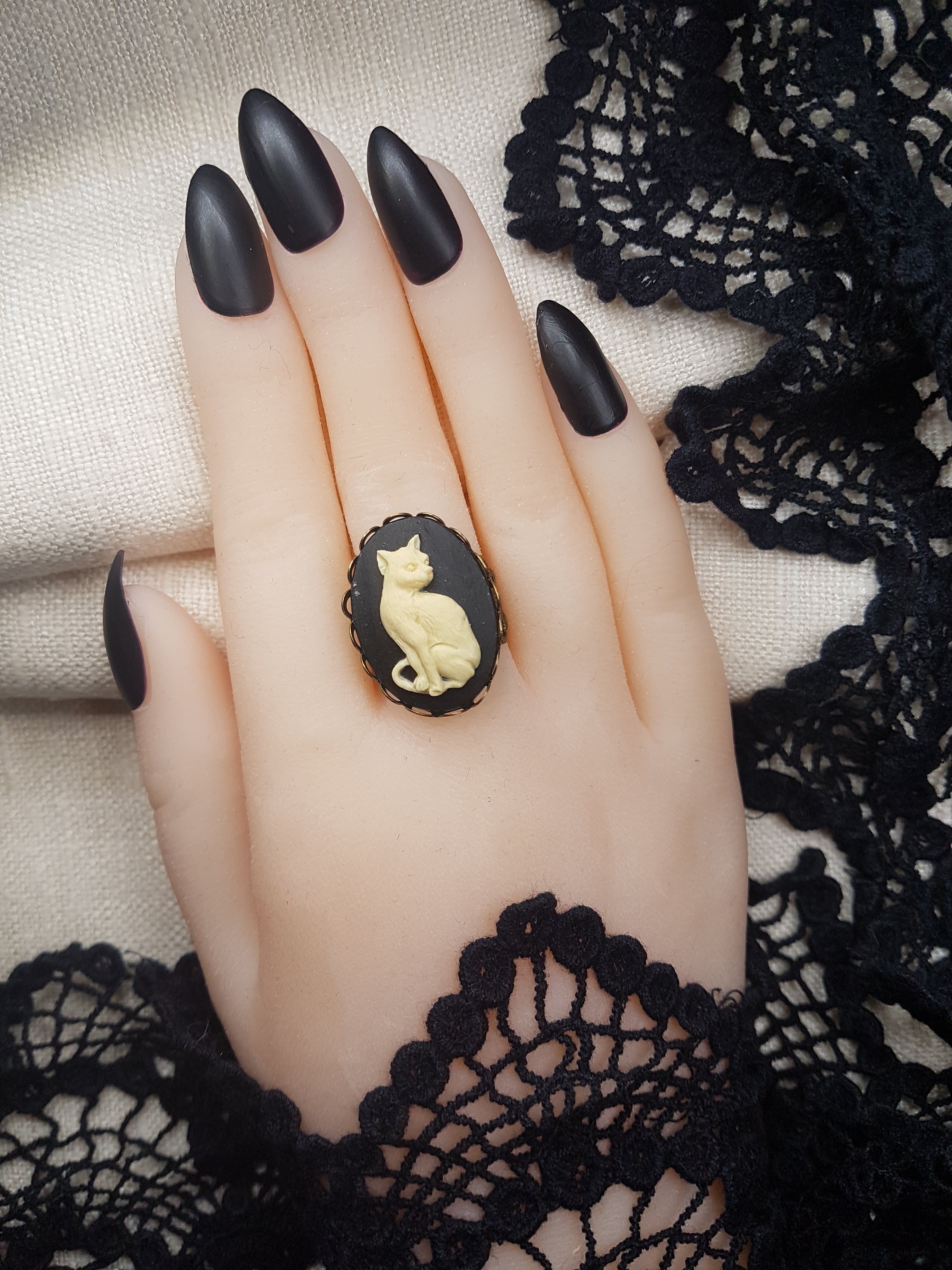 CAT CAMEO RING | THEBLACKWARDROBE.COM.