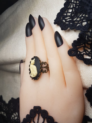 CAT CAMEO RING | THEBLACKWARDROBE.COM.