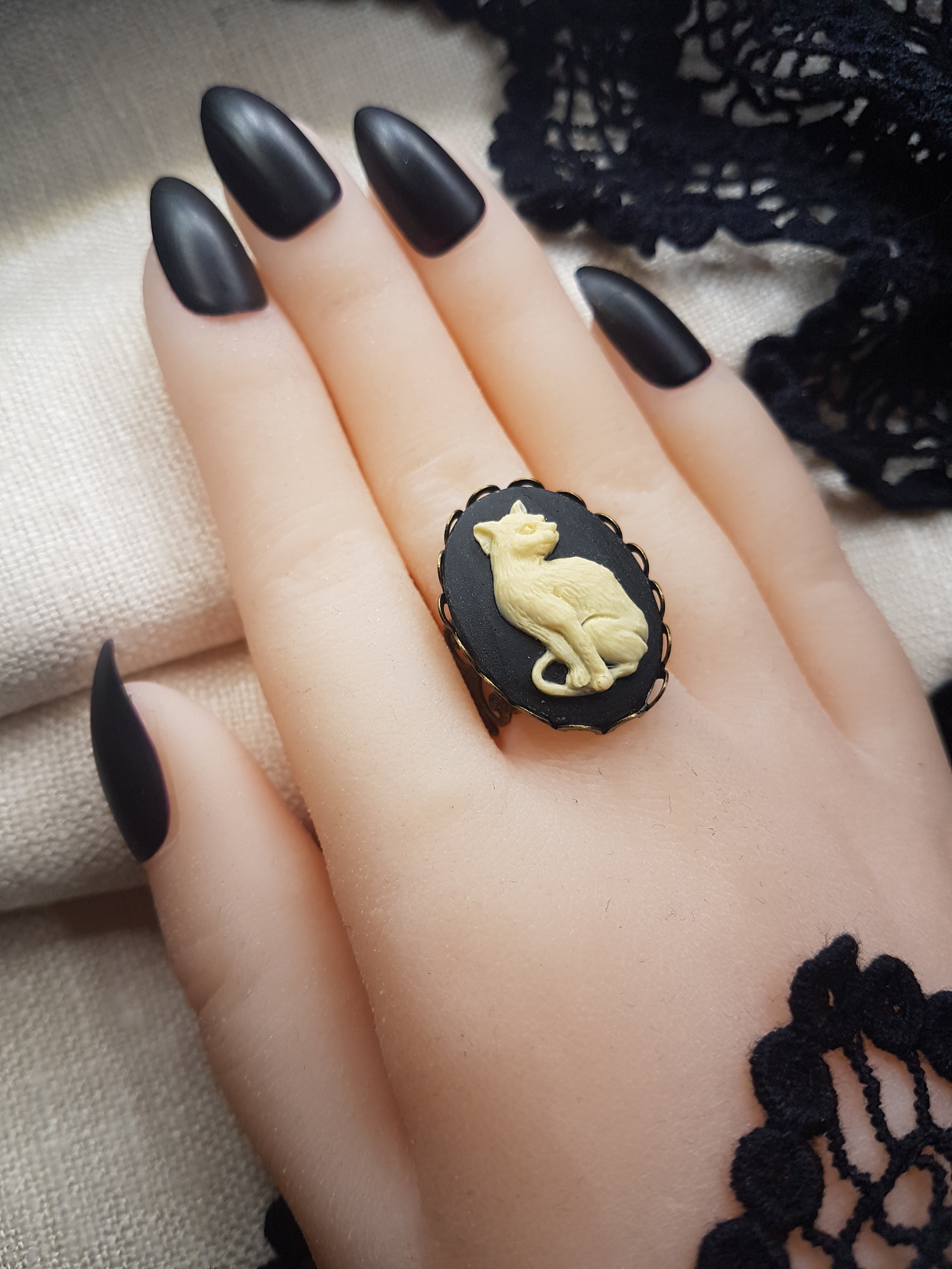 CAT CAMEO RING | THEBLACKWARDROBE.COM.