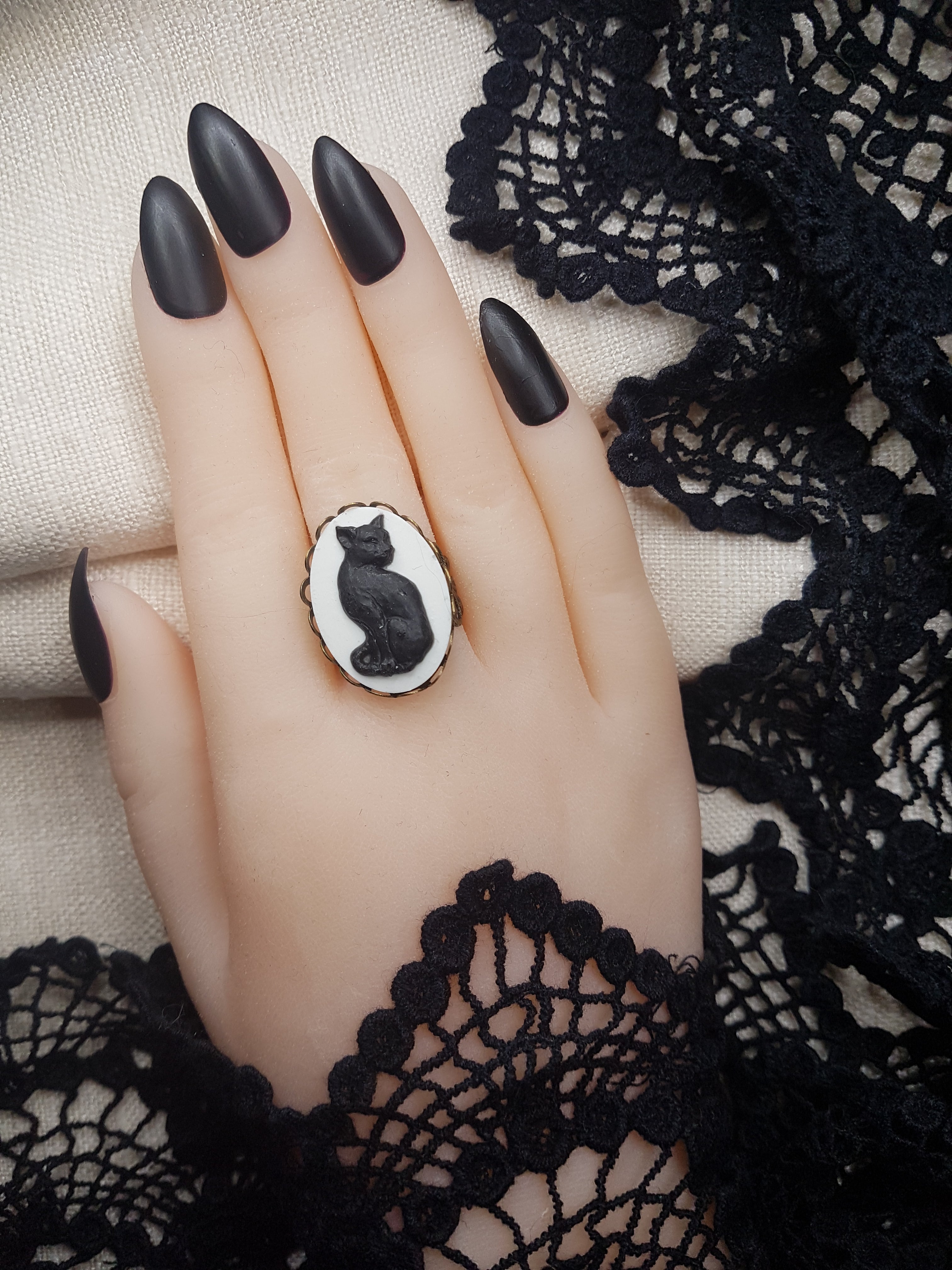 CAT CAMEO RING | THEBLACKWARDROBE.COM.