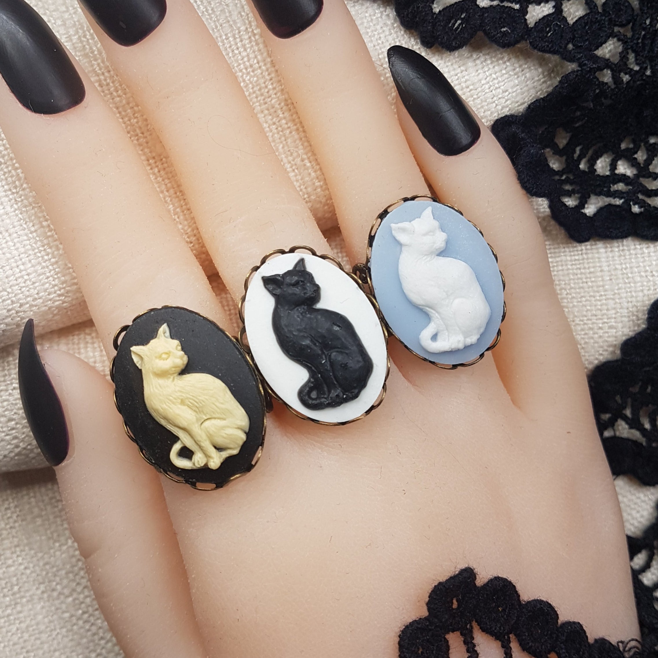 CAT CAMEO RING | THEBLACKWARDROBE.COM.