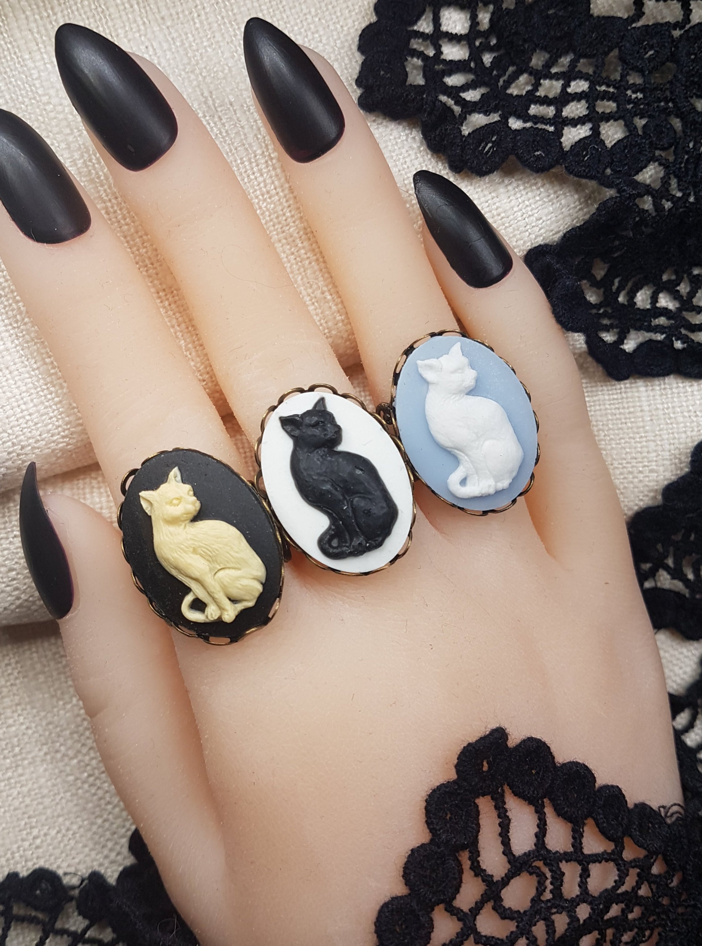 CAT CAMEO RING | THEBLACKWARDROBE.COM.